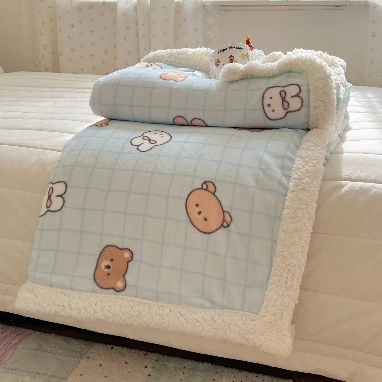 91家纺网 家纺一手货源 找家纺 桃子家居 2025新款A类ins小清新少女可爱奶油猫咪卡通加厚牛奶绒羊羔绒毛毯多功能毛毯 绒毛毯-MT蓝格熊兔