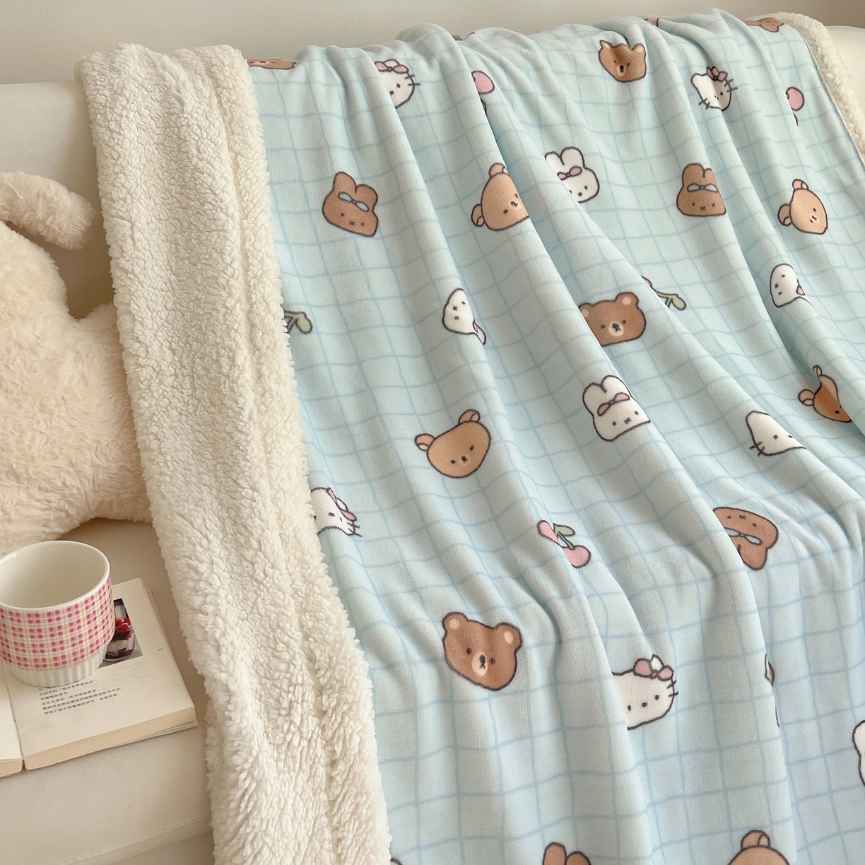 91家纺网 家纺一手货源 找家纺 桃子家居 2025新款A类ins小清新少女可爱奶油猫咪卡通加厚牛奶绒羊羔绒毛毯多功能毛毯 绒毛毯-MT蓝格熊兔