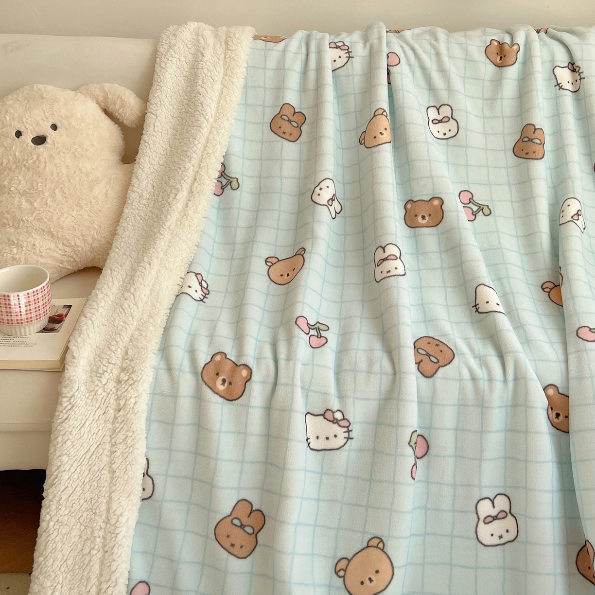 91家纺网 家纺一手货源 找家纺 桃子家居 2025新款A类ins小清新少女可爱奶油猫咪卡通加厚牛奶绒羊羔绒毛毯多功能毛毯 绒毛毯-MT蓝格熊兔