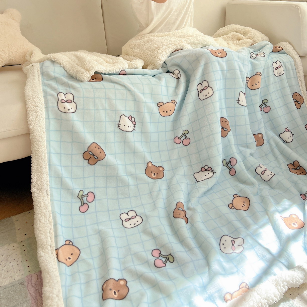 91家纺网 家纺一手货源 找家纺 桃子家居 2025新款A类ins小清新少女可爱奶油猫咪卡通加厚牛奶绒羊羔绒毛毯多功能毛毯 绒毛毯-MT蓝格熊兔