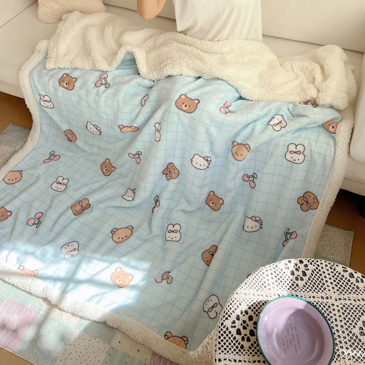 91家纺网 家纺一手货源 找家纺 桃子家居 2025新款A类ins小清新少女可爱奶油猫咪卡通加厚牛奶绒羊羔绒毛毯多功能毛毯 绒毛毯-MT蓝格熊兔