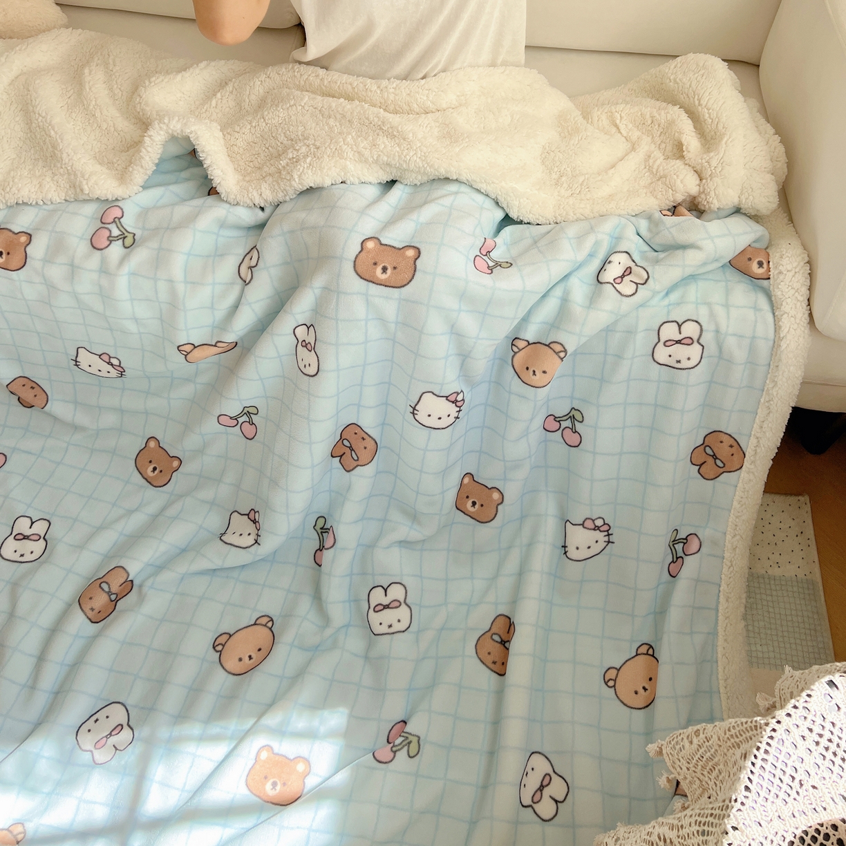 91家纺网 家纺一手货源 找家纺 桃子家居 2025新款A类ins小清新少女可爱奶油猫咪卡通加厚牛奶绒羊羔绒毛毯多功能毛毯 绒毛毯-MT蓝格熊兔