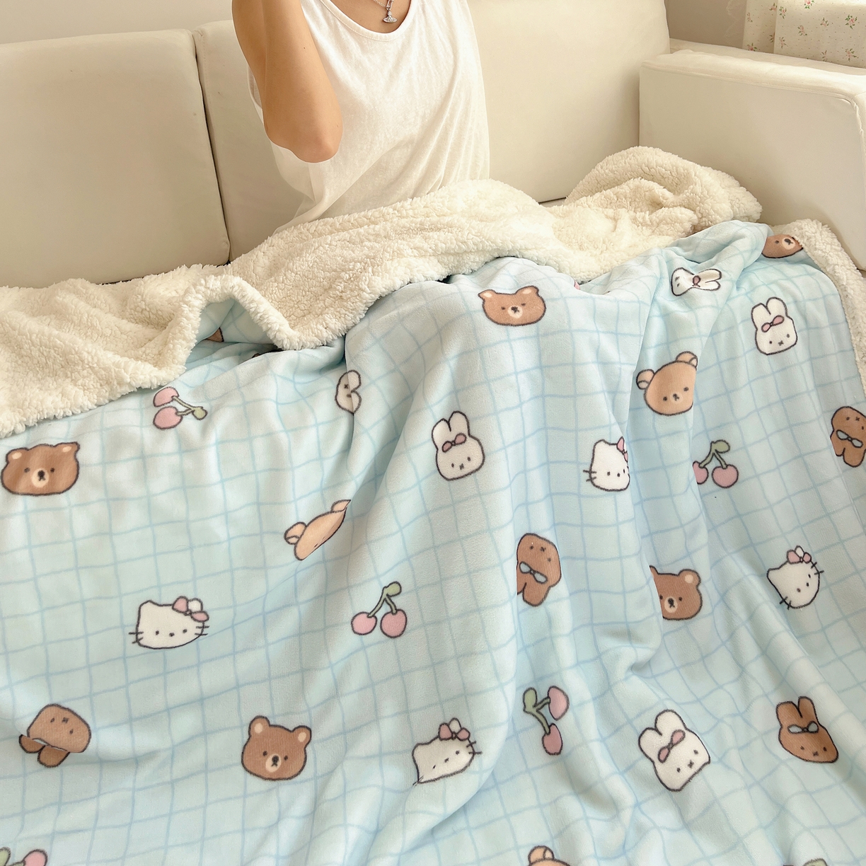 91家纺网 家纺一手货源 找家纺 桃子家居 2025新款A类ins小清新少女可爱奶油猫咪卡通加厚牛奶绒羊羔绒毛毯多功能毛毯 绒毛毯-MT蓝格熊兔