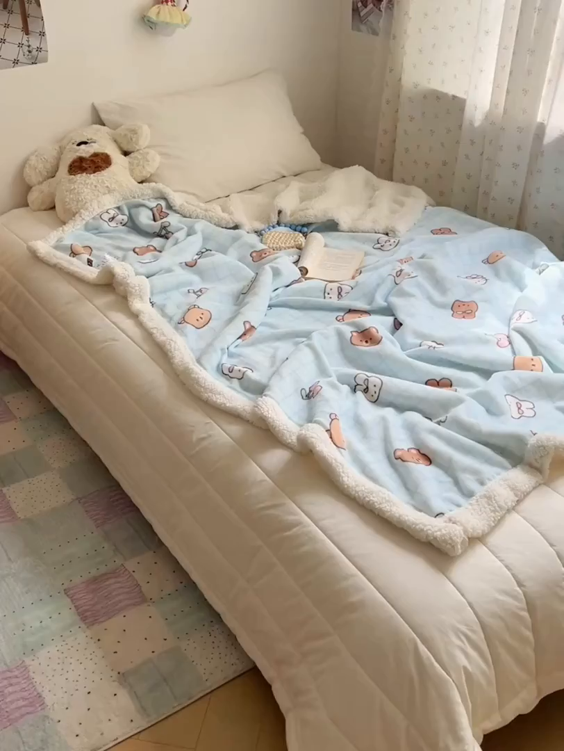 91家纺网 家纺一手货源 找家纺 桃子家居 2025新款A类ins小清新少女可爱奶油猫咪卡通加厚牛奶绒羊羔绒毛毯多功能毛毯 绒毛毯-MT蓝格熊兔