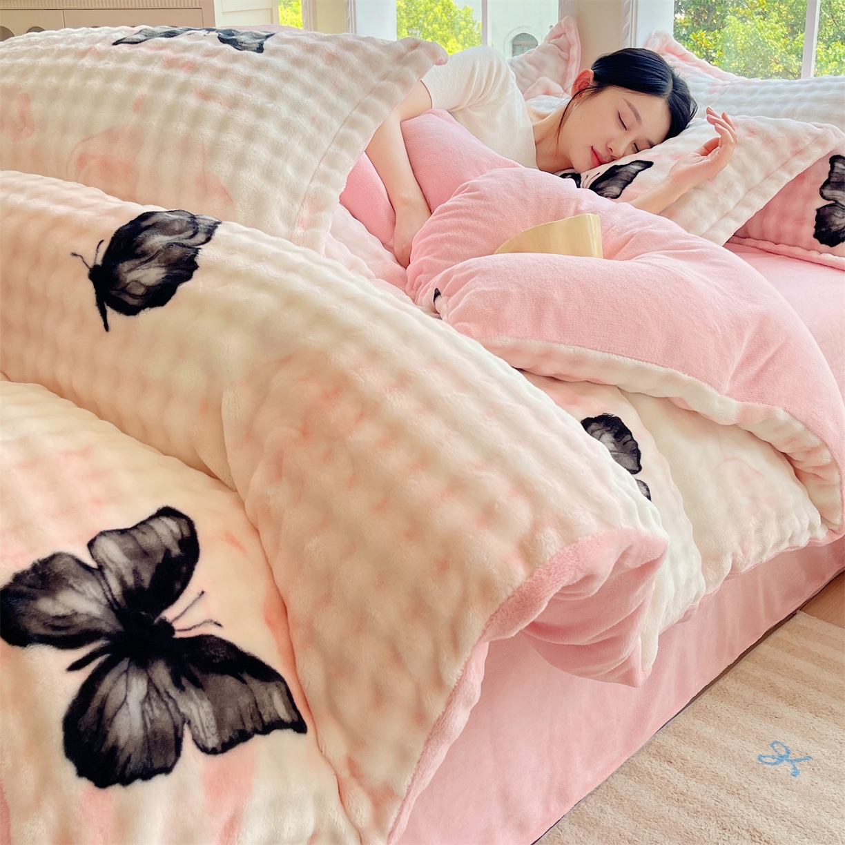 91家纺网 家纺一手货源 找家纺 凯儿家纺 2025新款兔毛牛奶泡泡绒四件套 粉玉蝴蝶