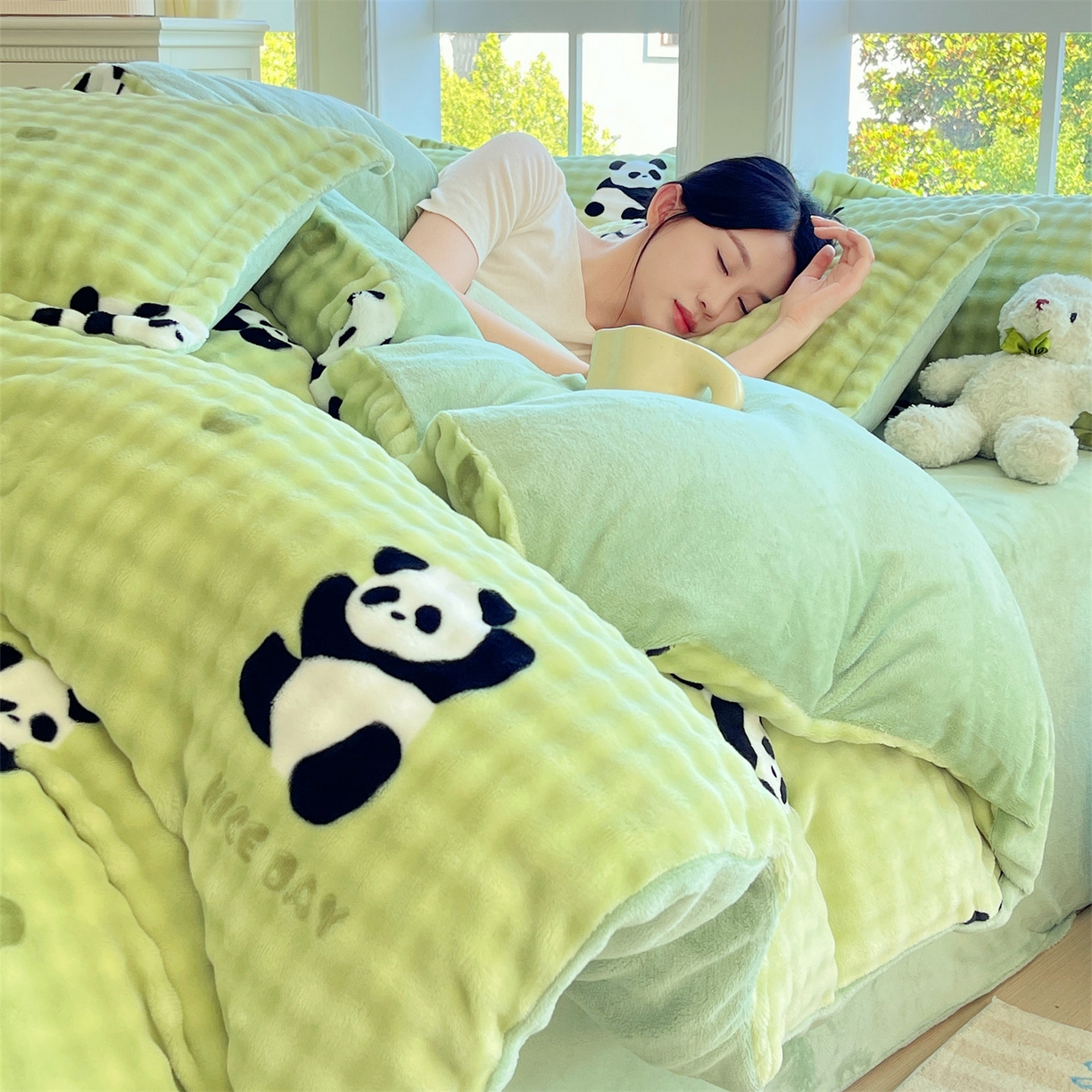 91家纺网 家纺一手货源 找家纺 凯儿家纺 2025新款兔毛牛奶泡泡绒四件套 小熊猫绿