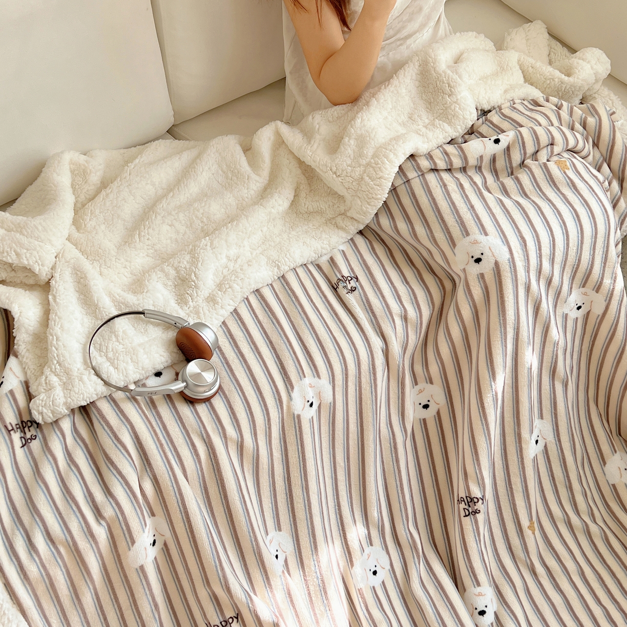 91家纺网 家纺一手货源 找家纺 桃子家居 2025新款A类ins小清新少女可爱奶油猫咪卡通加厚牛奶绒羊羔绒毛毯多功能毛毯 绒毛毯-MT蓝咖小狗