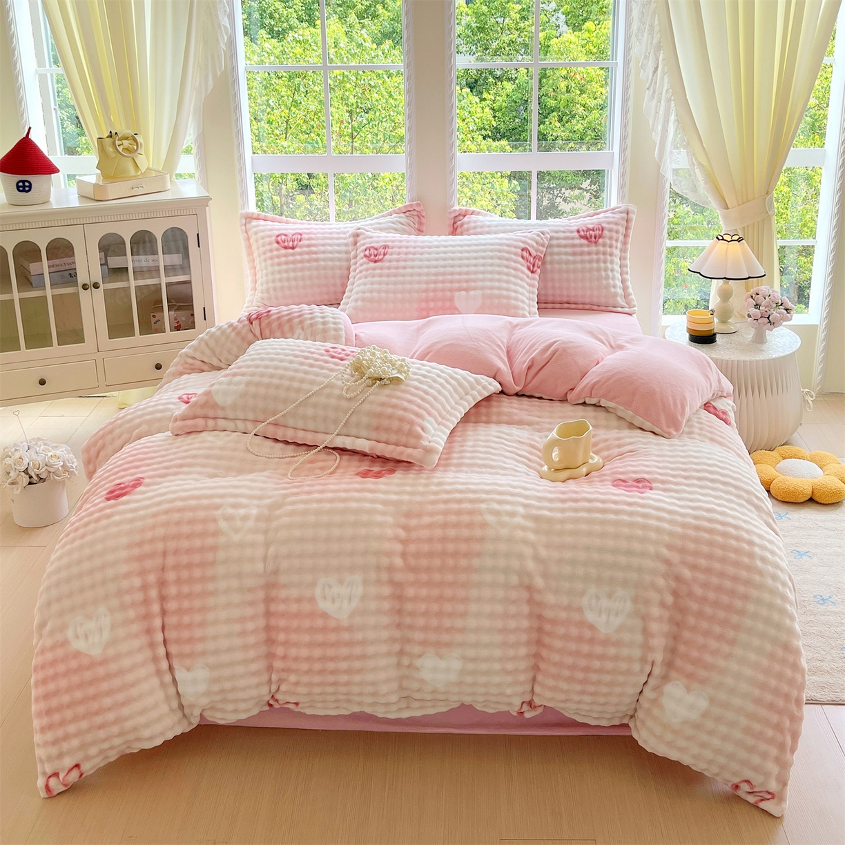 91家纺网 家纺一手货源 找家纺 凯儿家纺 2025新款兔毛牛奶泡泡绒四件套 爱心朵朵