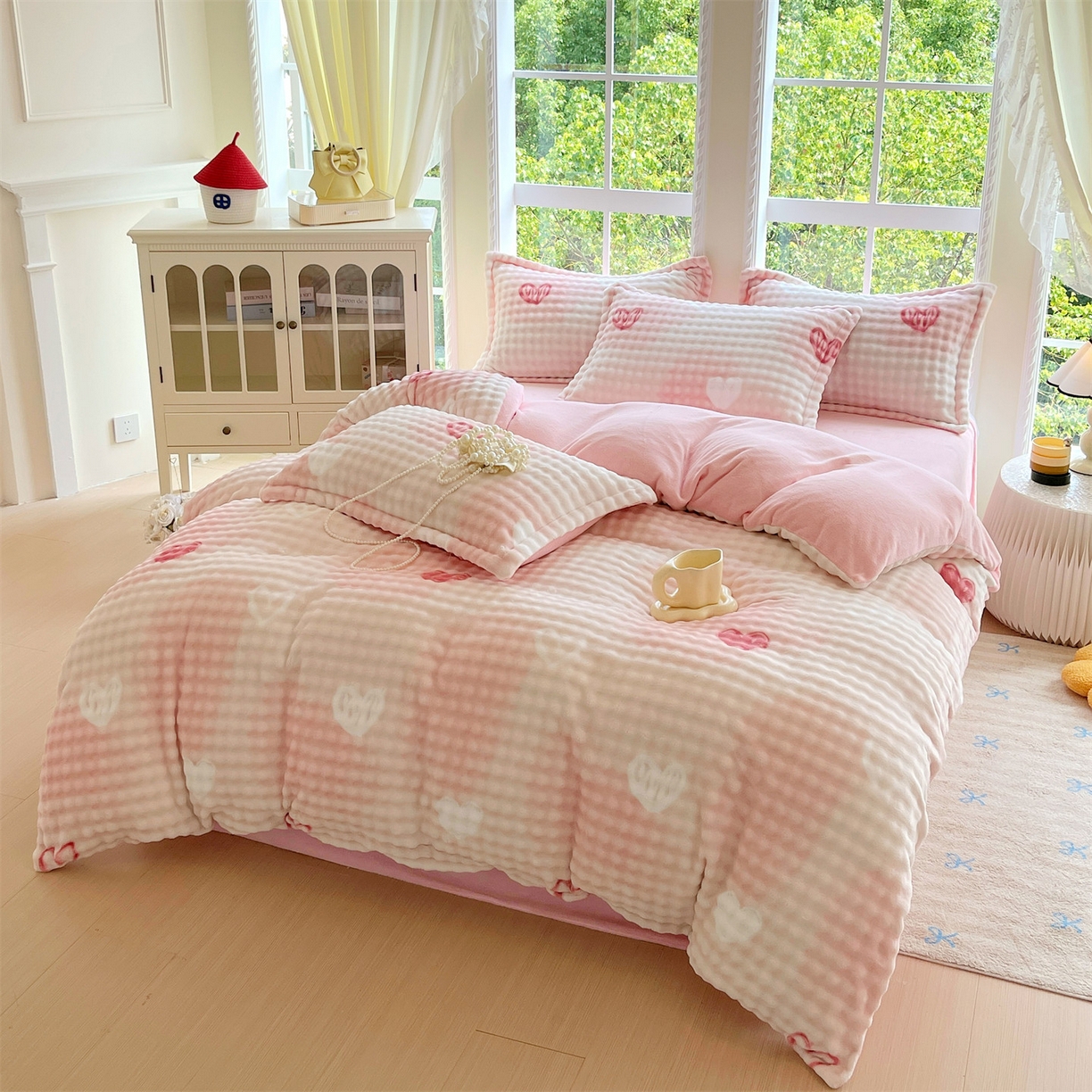 91家纺网 家纺一手货源 找家纺 凯儿家纺 2025新款兔毛牛奶泡泡绒四件套 爱心朵朵