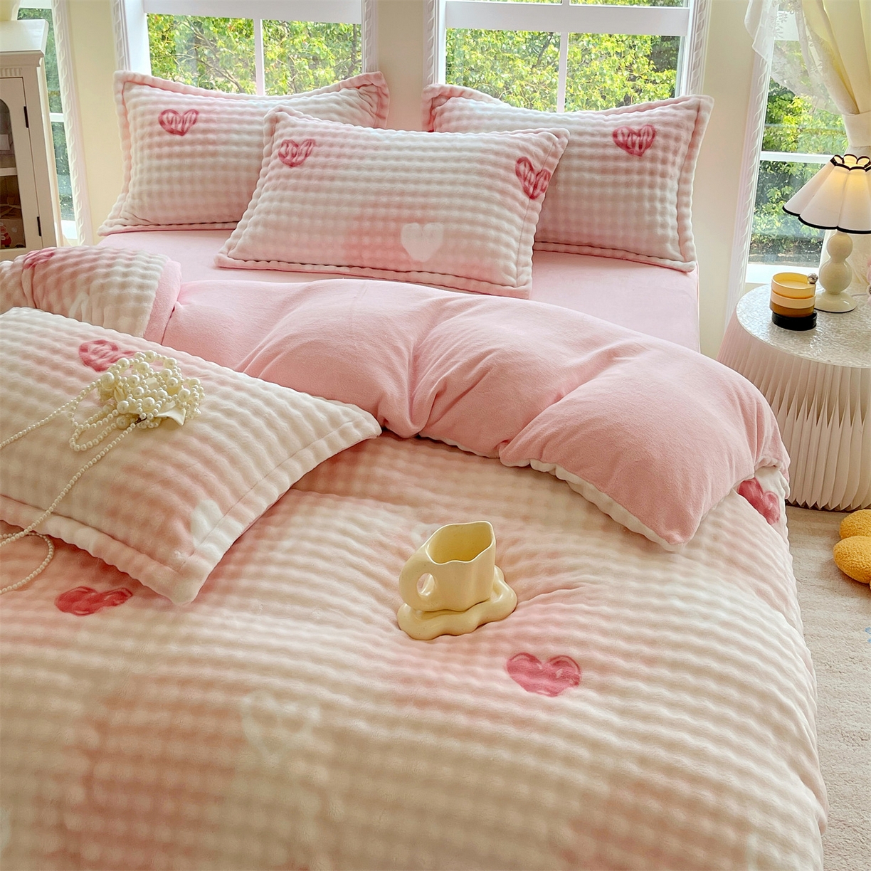 91家纺网 家纺一手货源 找家纺 凯儿家纺 2025新款兔毛牛奶泡泡绒四件套 爱心朵朵