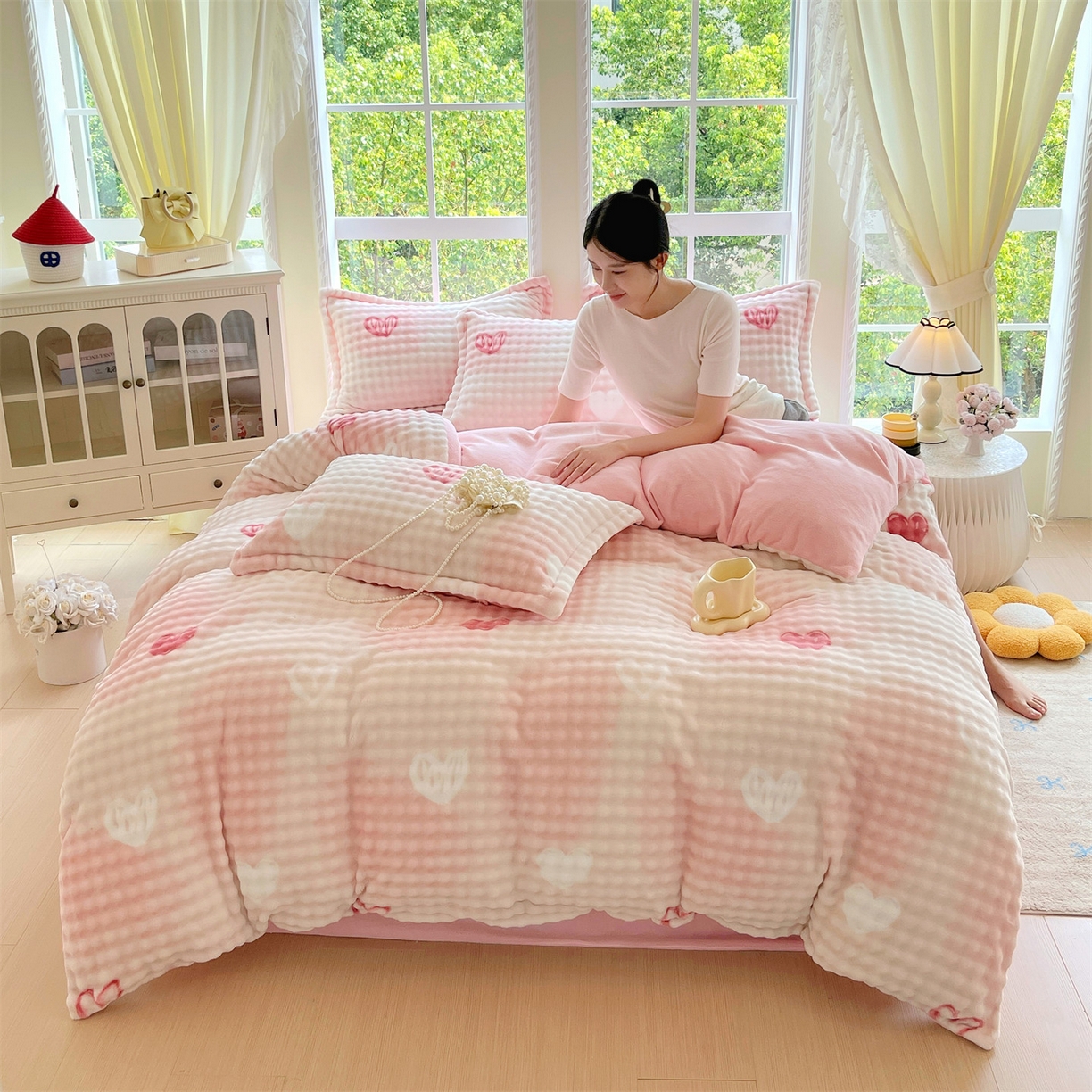 91家纺网 家纺一手货源 找家纺 凯儿家纺 2025新款兔毛牛奶泡泡绒四件套 爱心朵朵