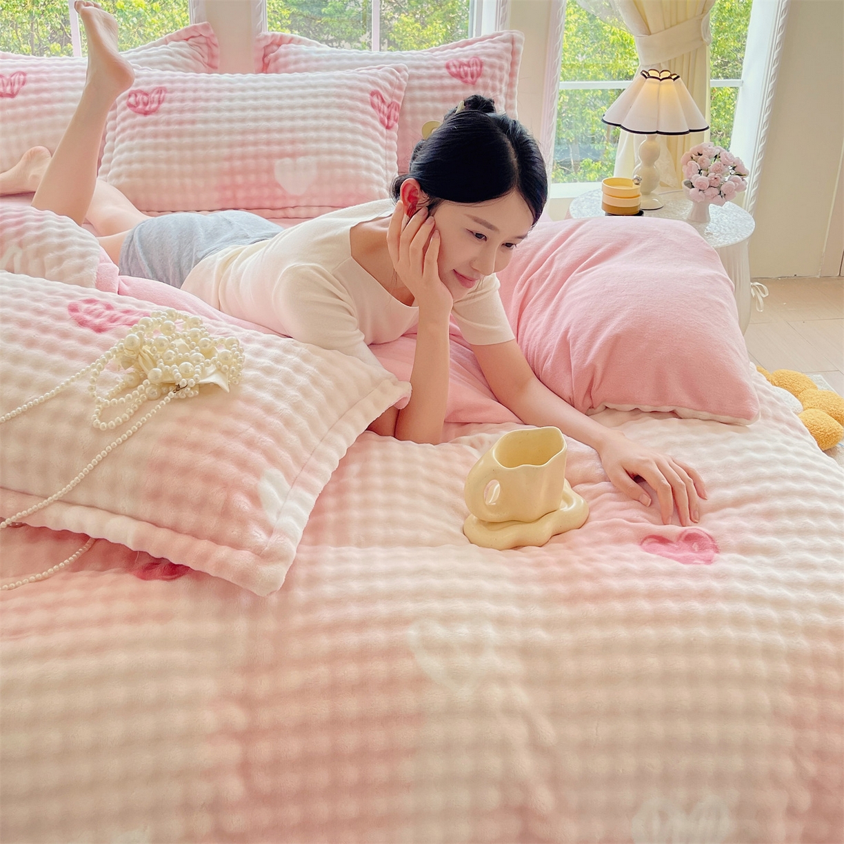 91家纺网 家纺一手货源 找家纺 凯儿家纺 2025新款兔毛牛奶泡泡绒四件套 爱心朵朵