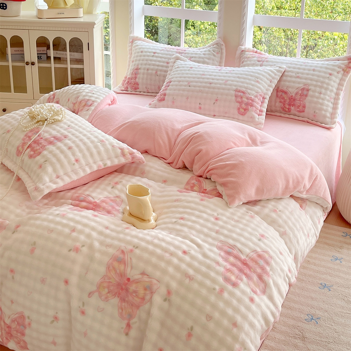 91家纺网 家纺一手货源 找家纺 凯儿家纺 2025新款兔毛牛奶泡泡绒四件套 彩蝶飞舞