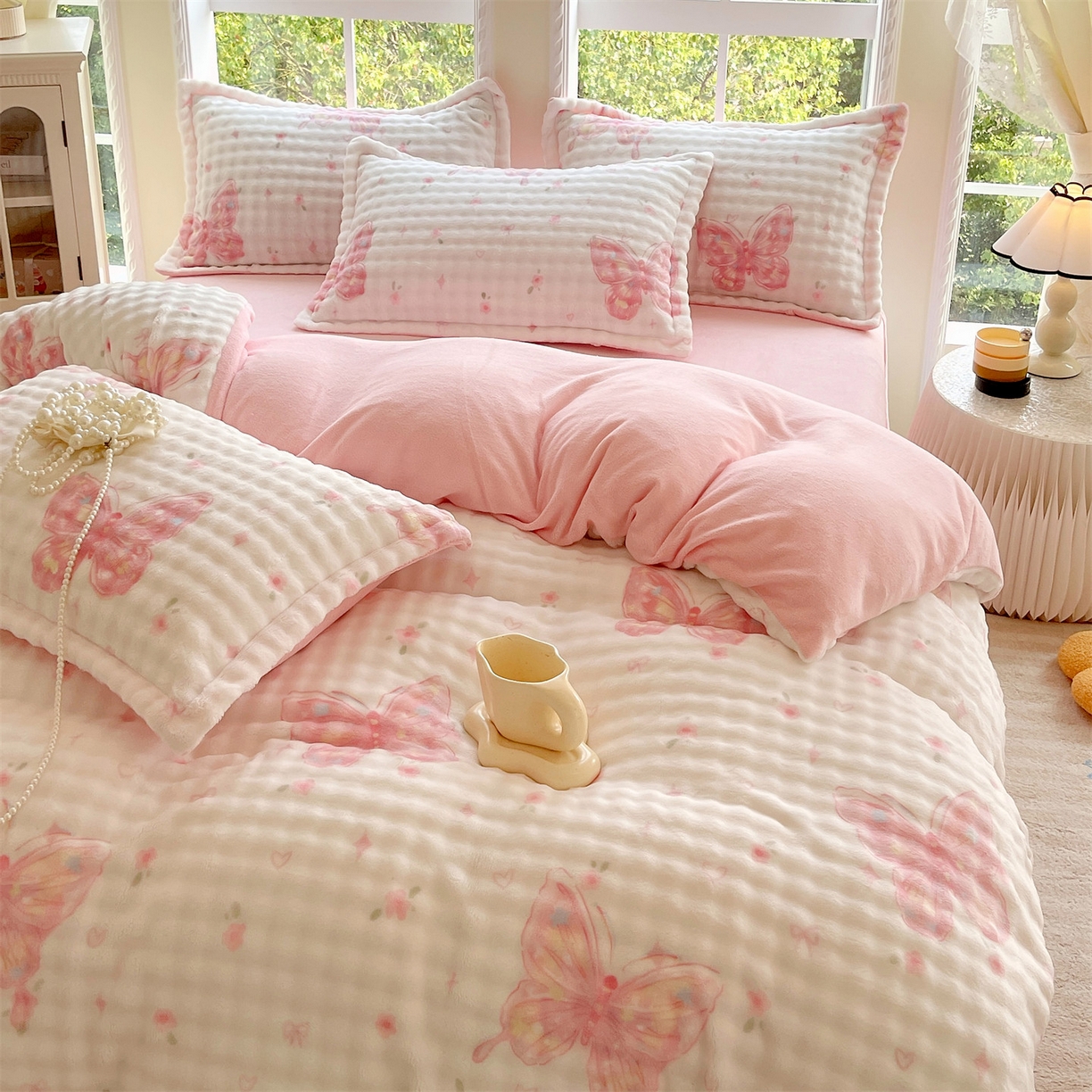 91家纺网 家纺一手货源 找家纺 凯儿家纺 2025新款兔毛牛奶泡泡绒四件套 彩蝶飞舞