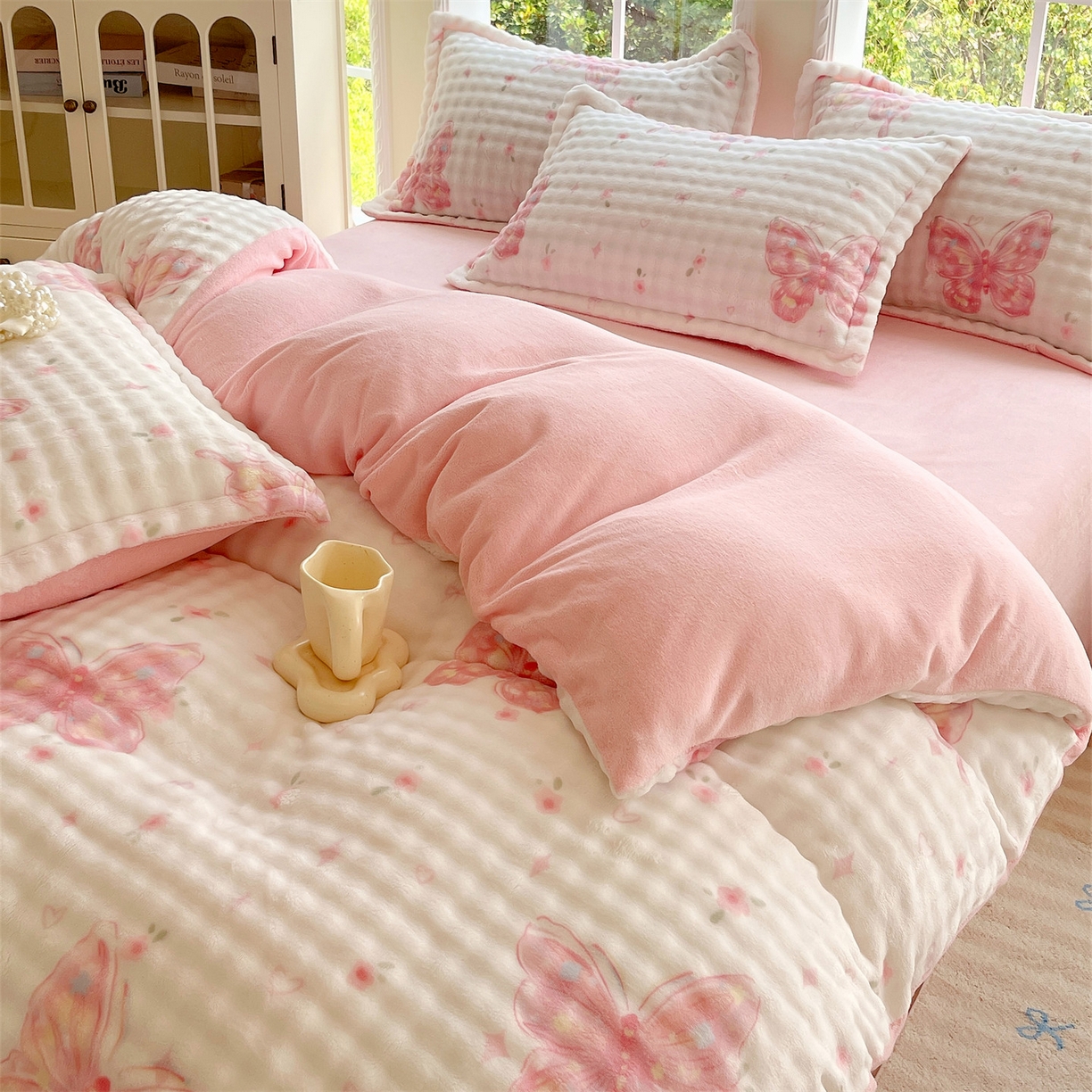 91家纺网 家纺一手货源 找家纺 凯儿家纺 2025新款兔毛牛奶泡泡绒四件套 彩蝶飞舞