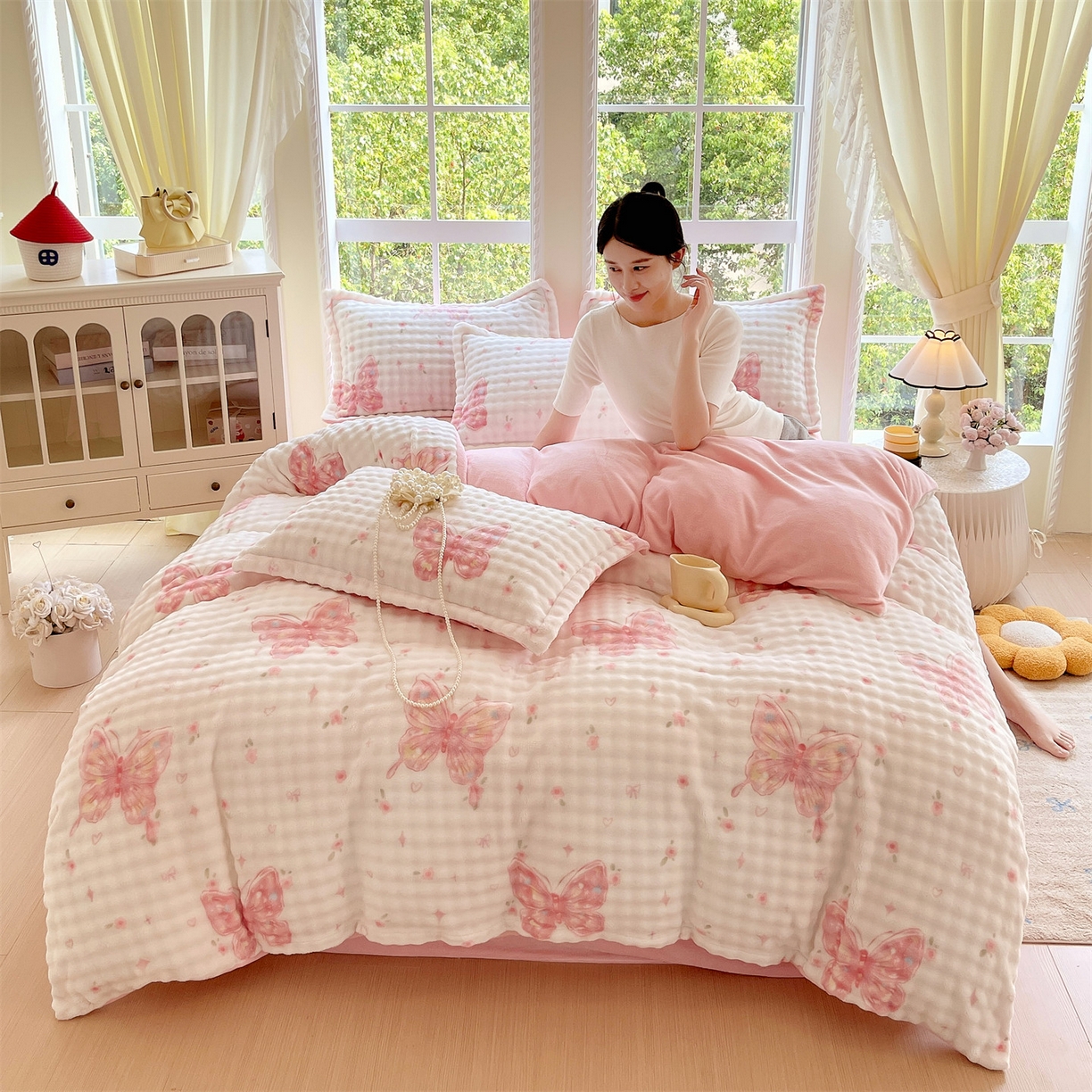 91家纺网 家纺一手货源 找家纺 凯儿家纺 2025新款兔毛牛奶泡泡绒四件套 彩蝶飞舞