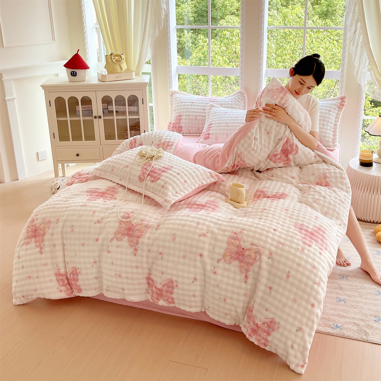 91家纺网 家纺一手货源 找家纺 凯儿家纺 2025新款兔毛牛奶泡泡绒四件套 彩蝶飞舞