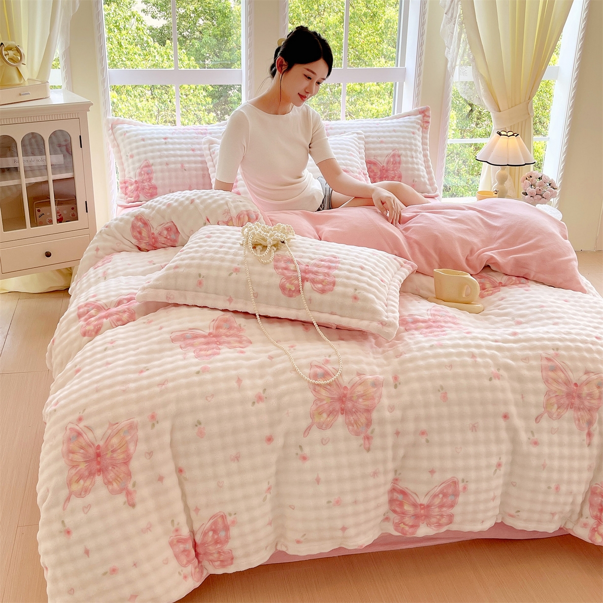 91家纺网 家纺一手货源 找家纺 凯儿家纺 2025新款兔毛牛奶泡泡绒四件套 彩蝶飞舞