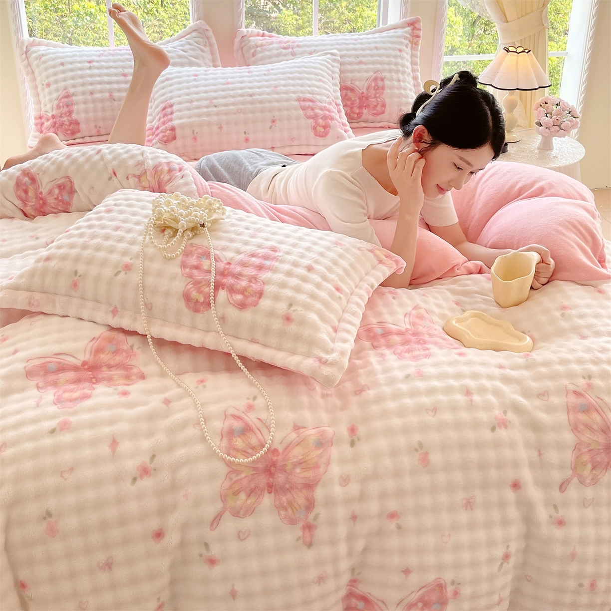 91家纺网 家纺一手货源 找家纺 凯儿家纺 2025新款兔毛牛奶泡泡绒四件套 彩蝶飞舞