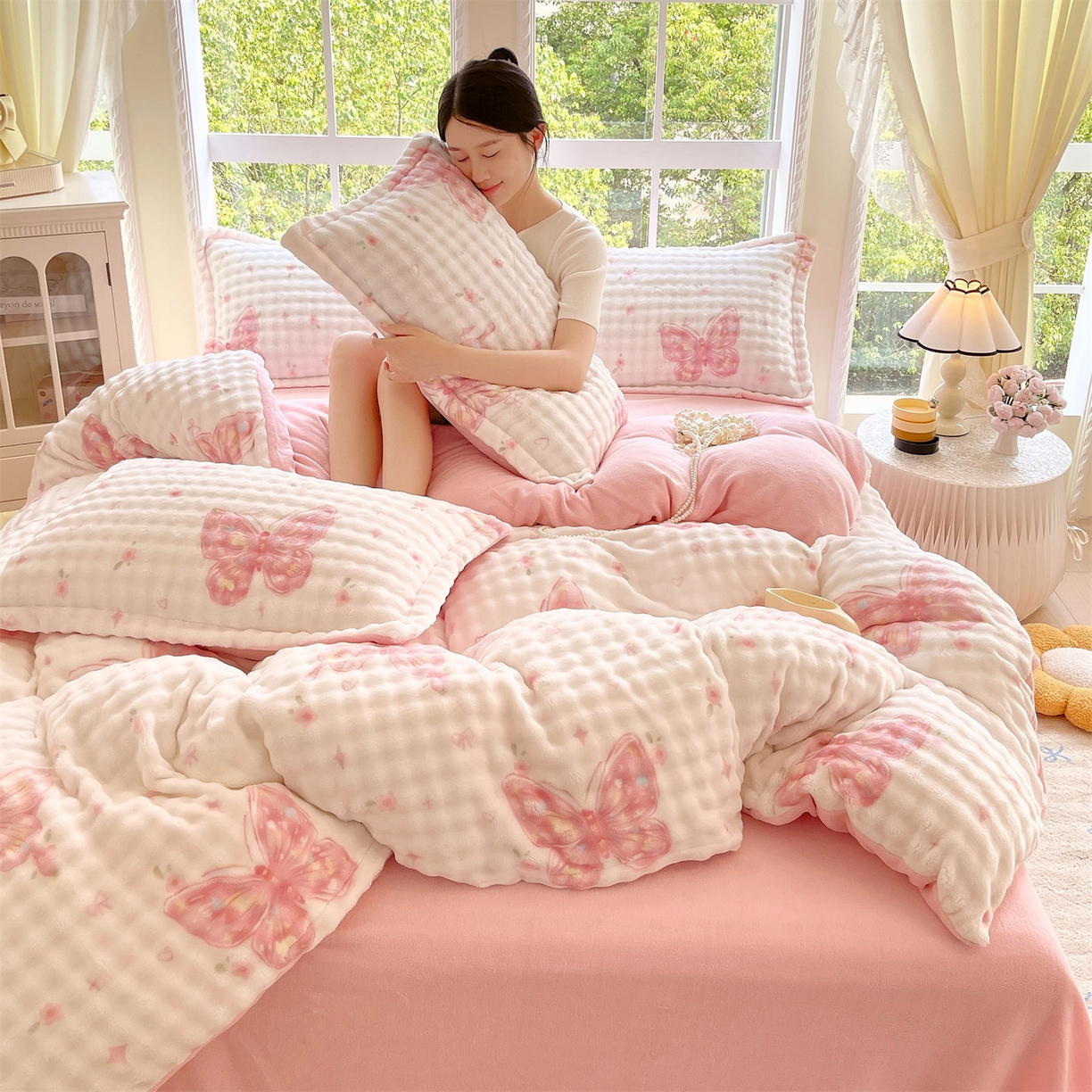 91家纺网 家纺一手货源 找家纺 凯儿家纺 2025新款兔毛牛奶泡泡绒四件套 彩蝶飞舞