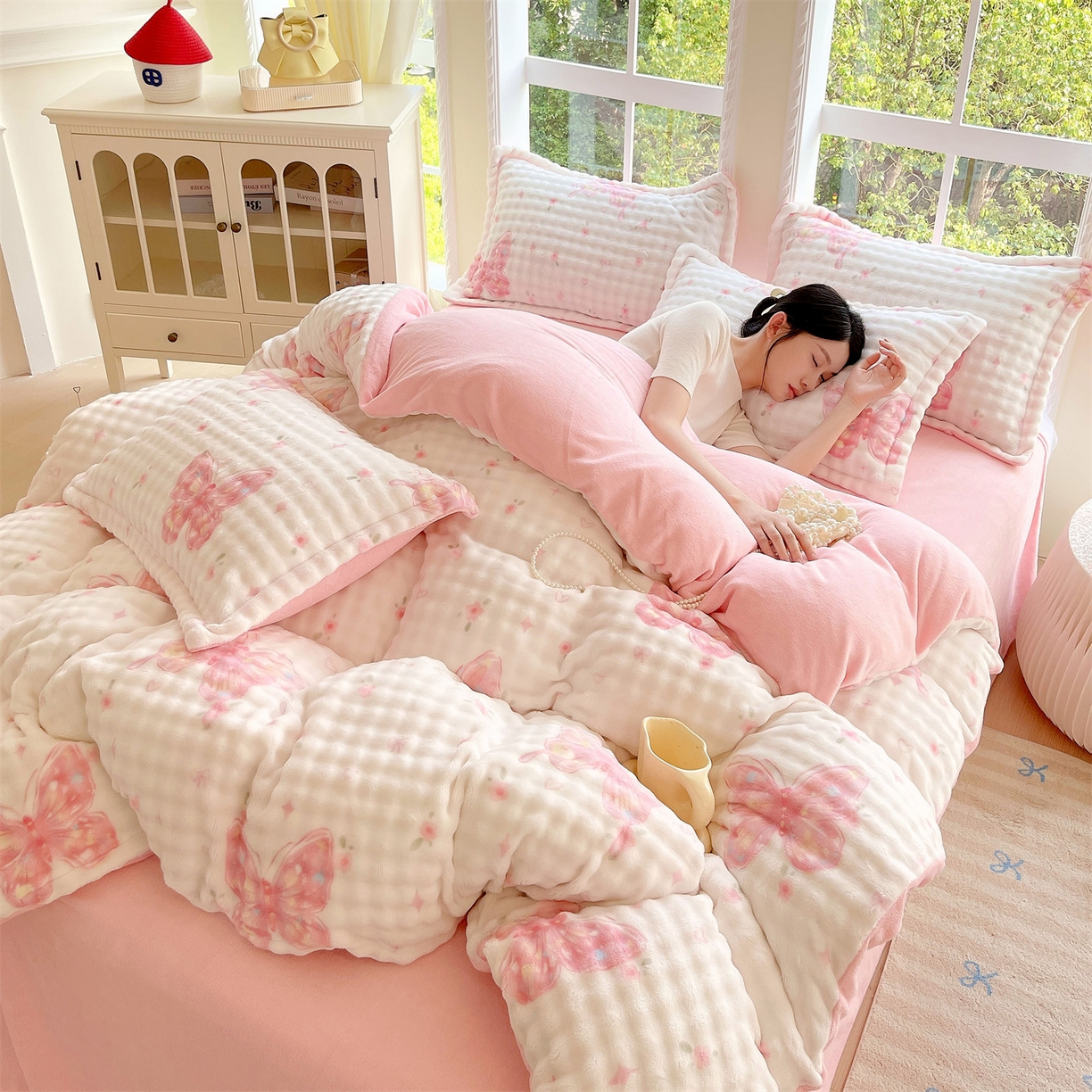 91家纺网 家纺一手货源 找家纺 凯儿家纺 2025新款兔毛牛奶泡泡绒四件套 彩蝶飞舞