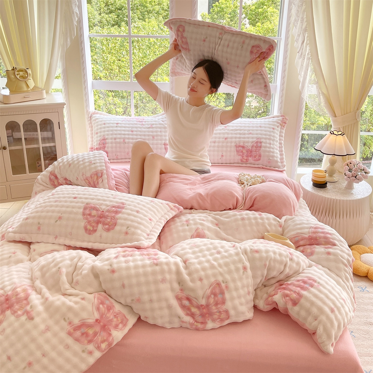 91家纺网 家纺一手货源 找家纺 凯儿家纺 2025新款兔毛牛奶泡泡绒四件套 彩蝶飞舞