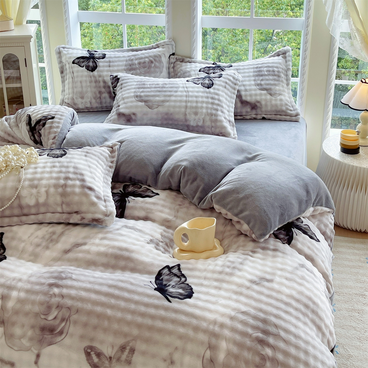 91家纺网 家纺一手货源 找家纺 凯儿家纺 2025新款兔毛牛奶泡泡绒四件套 蝶儿飞飞