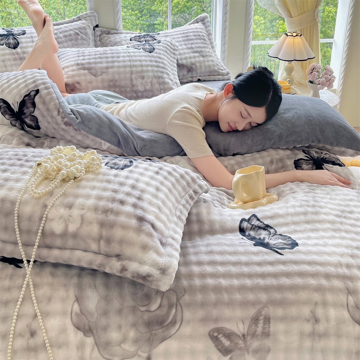 91家纺网 家纺一手货源 找家纺 凯儿家纺 2025新款兔毛牛奶泡泡绒四件套 蝶儿飞飞