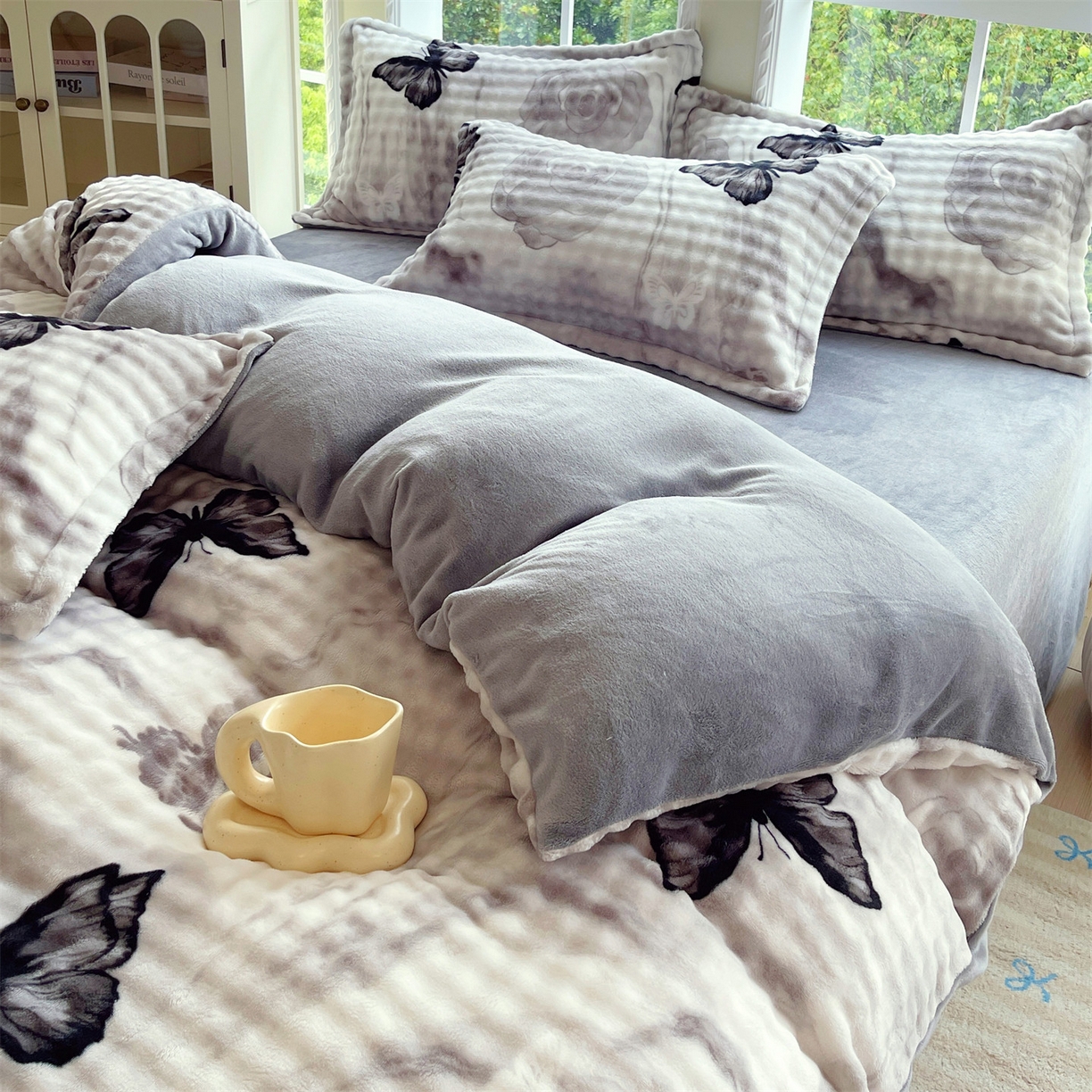 91家纺网 家纺一手货源 找家纺 凯儿家纺 2025新款兔毛牛奶泡泡绒四件套 蝶儿飞飞