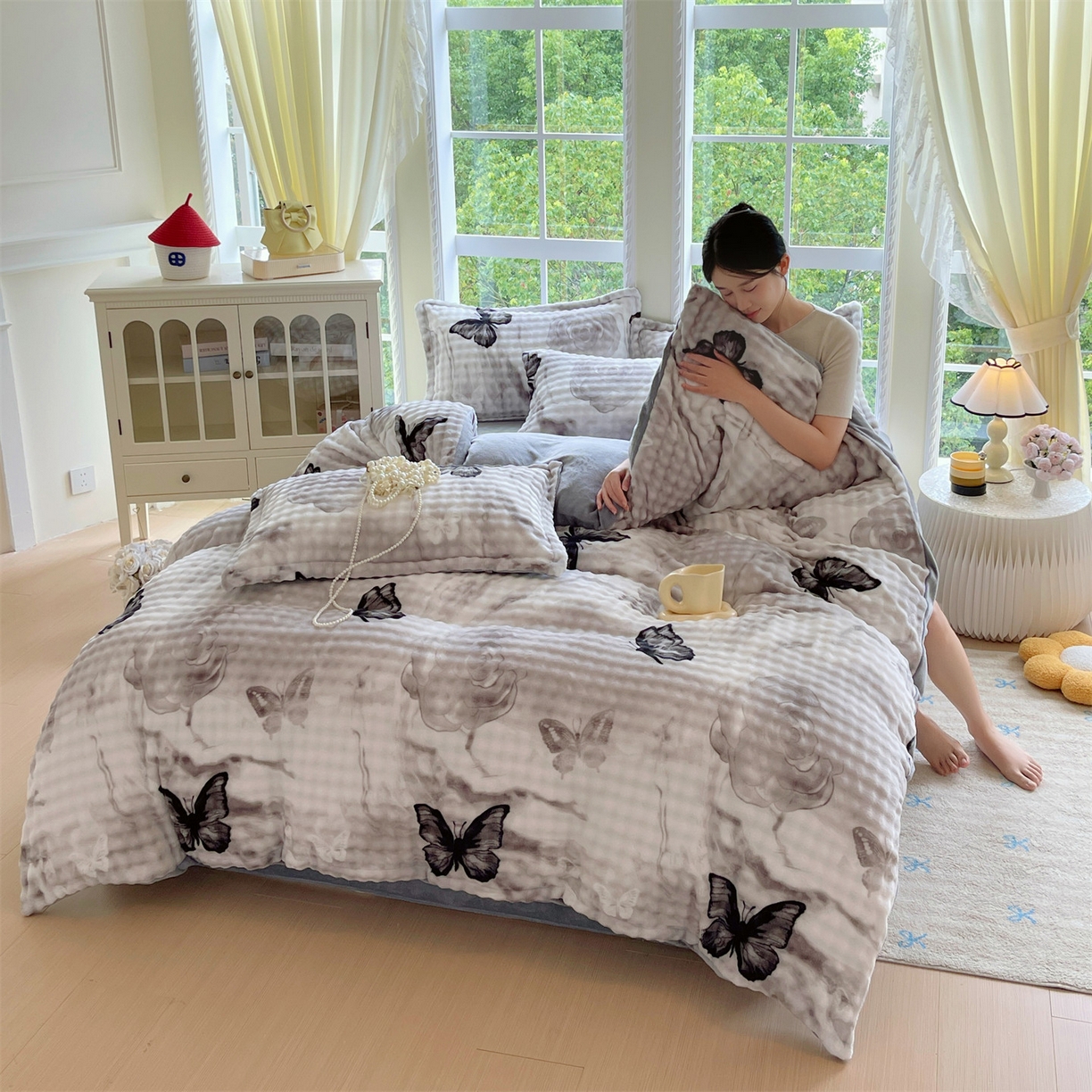 91家纺网 家纺一手货源 找家纺 凯儿家纺 2025新款兔毛牛奶泡泡绒四件套 蝶儿飞飞