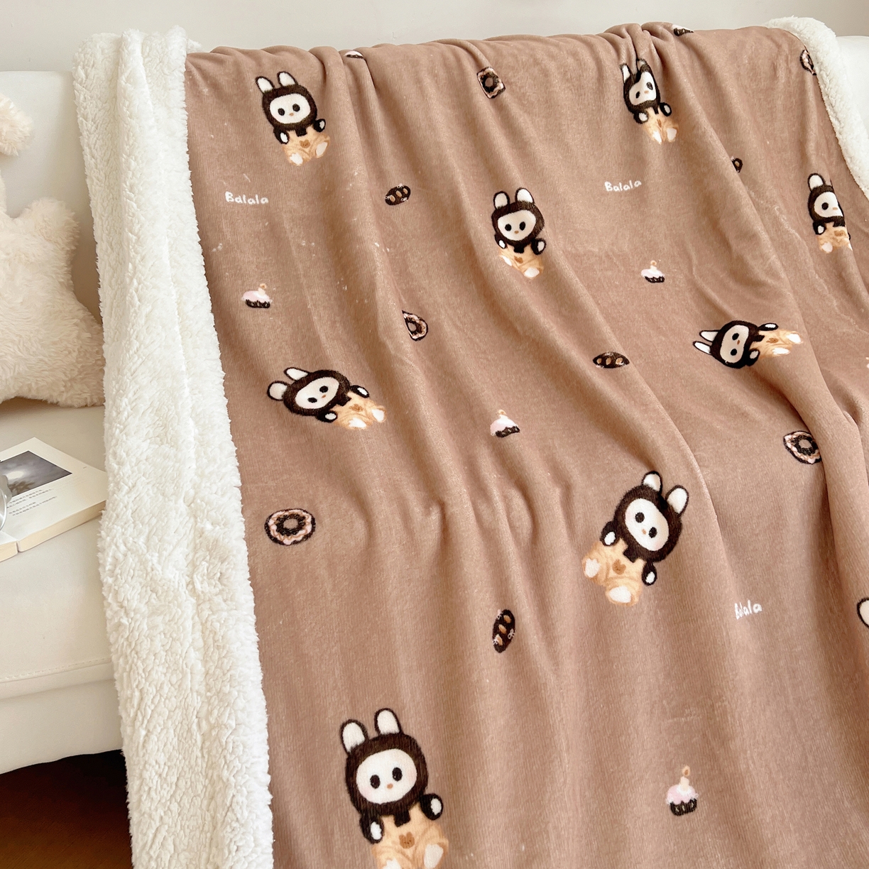 91家纺网 家纺一手货源 找家纺 桃子家居 2025新款A类ins小清新少女可爱奶油猫咪卡通加厚牛奶绒羊羔绒毛毯多功能毛毯 绒毛毯-MT奶咖布布