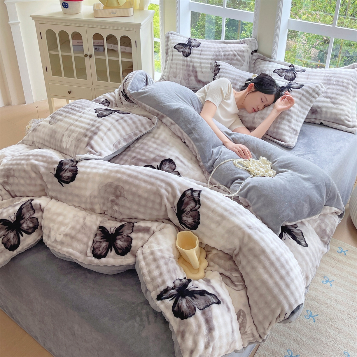 91家纺网 家纺一手货源 找家纺 凯儿家纺 2025新款兔毛牛奶泡泡绒四件套 蝶儿飞飞