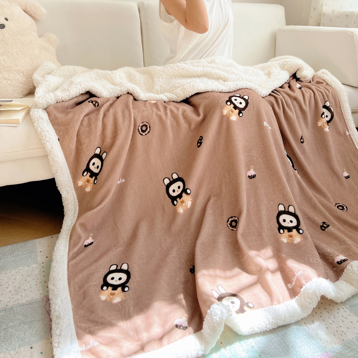 91家纺网 家纺一手货源 找家纺 桃子家居 2025新款A类ins小清新少女可爱奶油猫咪卡通加厚牛奶绒羊羔绒毛毯多功能毛毯 绒毛毯-MT奶咖布布