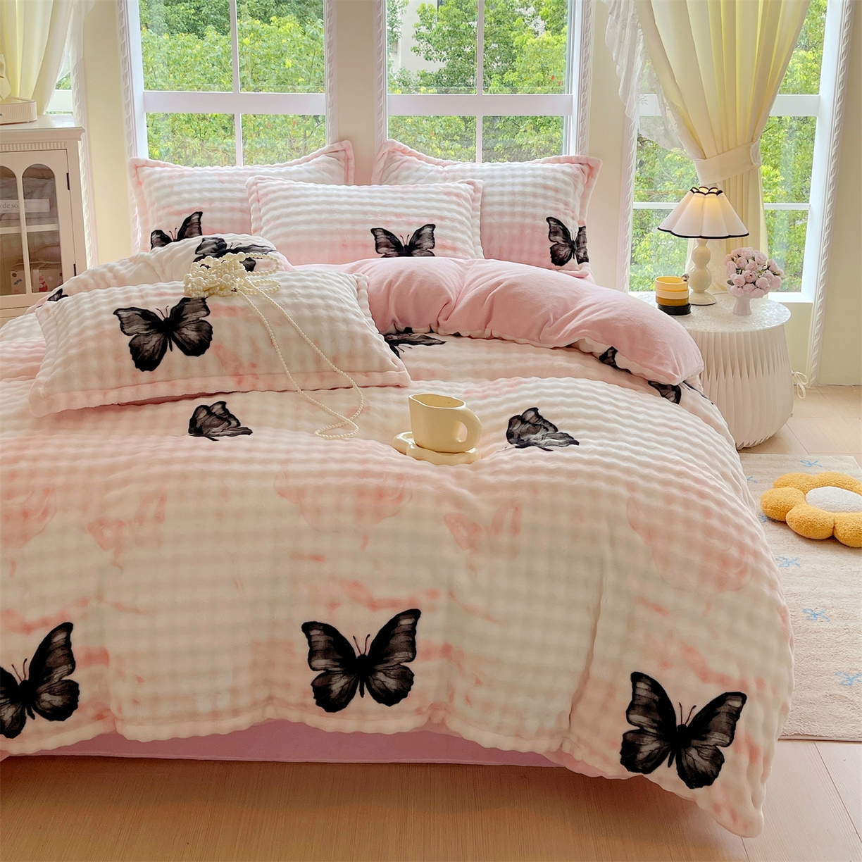 91家纺网 家纺一手货源 找家纺 凯儿家纺 2025新款兔毛牛奶泡泡绒四件套 粉玉蝴蝶