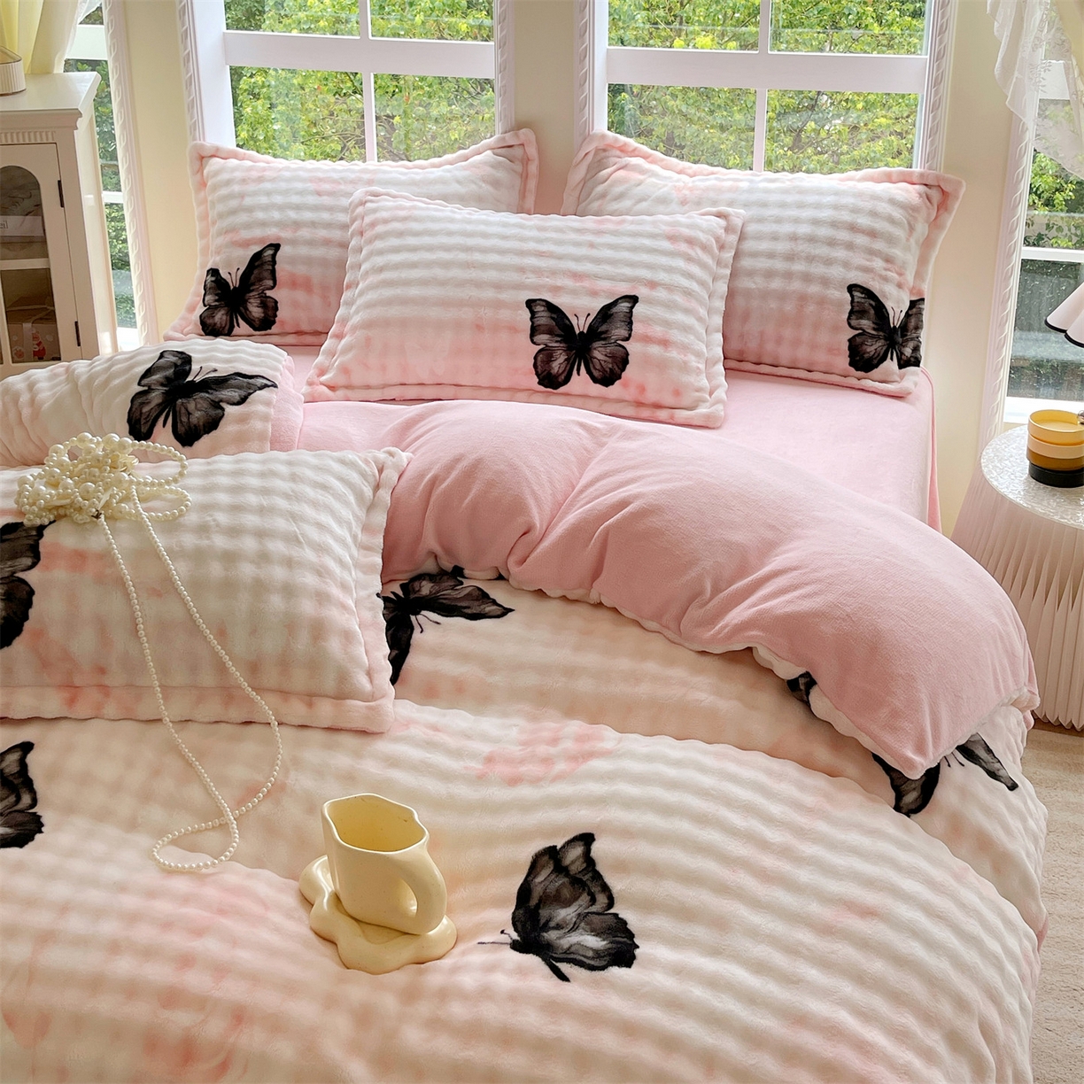 91家纺网 家纺一手货源 找家纺 凯儿家纺 2025新款兔毛牛奶泡泡绒四件套 粉玉蝴蝶