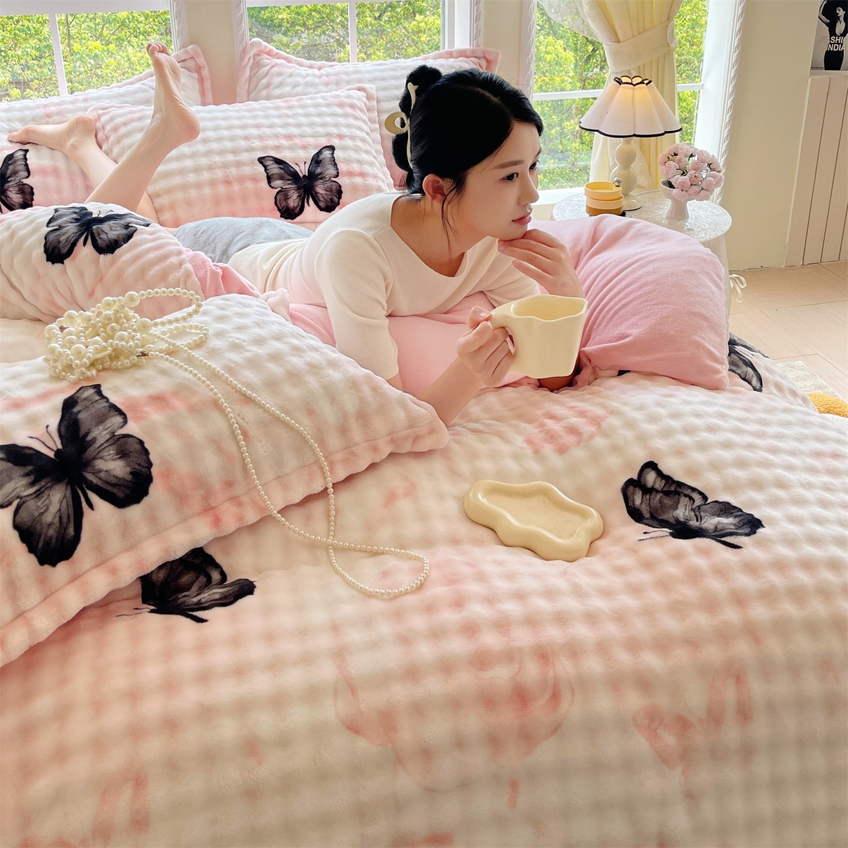 91家纺网 家纺一手货源 找家纺 凯儿家纺 2025新款兔毛牛奶泡泡绒四件套 粉玉蝴蝶