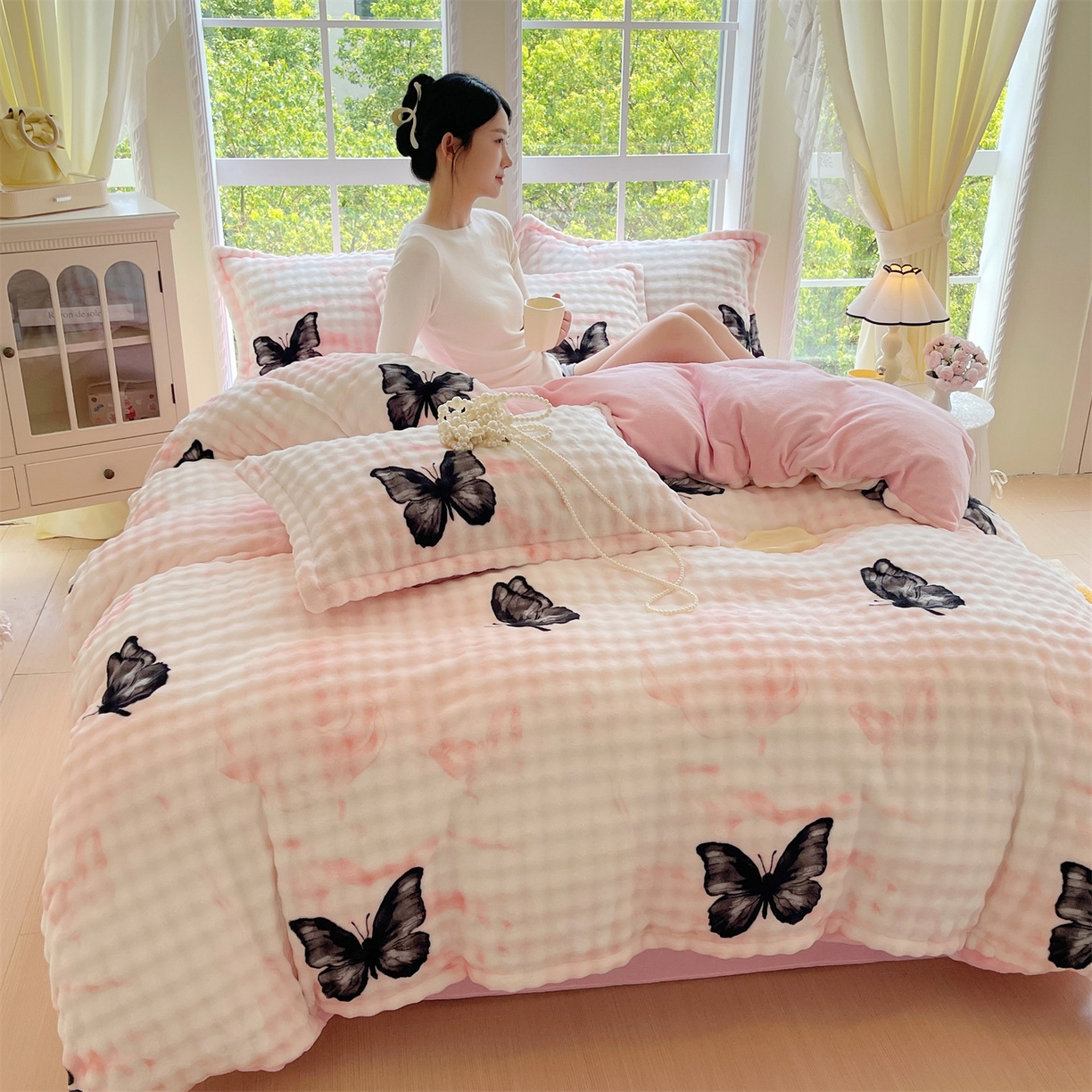 91家纺网 家纺一手货源 找家纺 凯儿家纺 2025新款兔毛牛奶泡泡绒四件套 粉玉蝴蝶