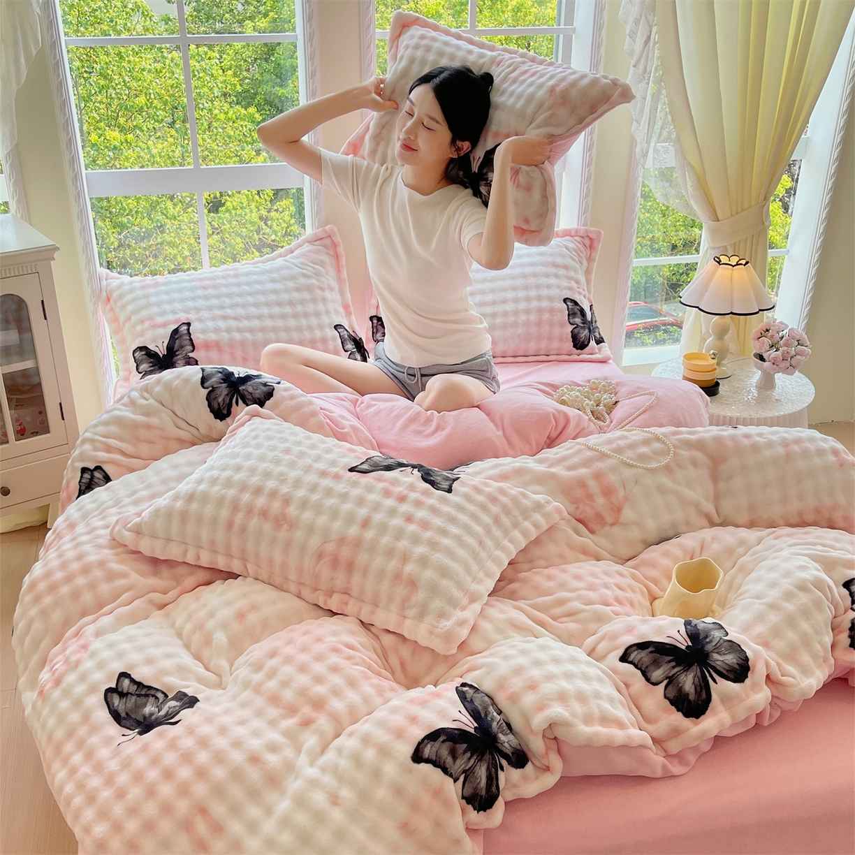 91家纺网 家纺一手货源 找家纺 凯儿家纺 2025新款兔毛牛奶泡泡绒四件套 粉玉蝴蝶