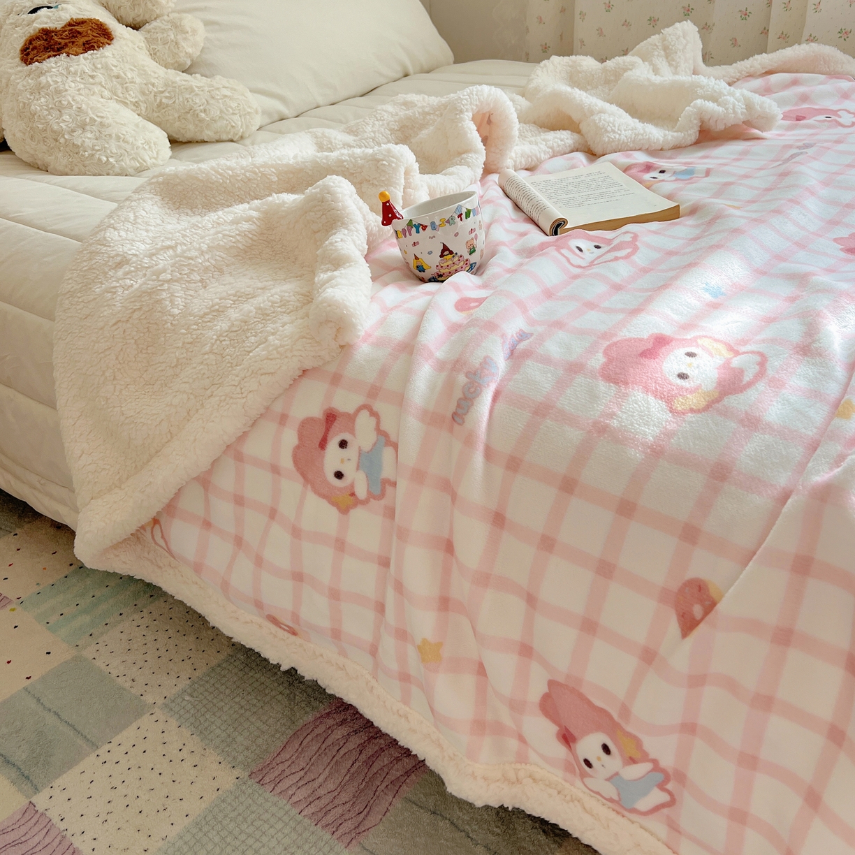 91家纺网 家纺一手货源 找家纺 桃子家居 2025新款A类ins小清新少女可爱奶油猫咪卡通加厚牛奶绒羊羔绒毛毯多功能毛毯 绒毛毯-MT天使兔