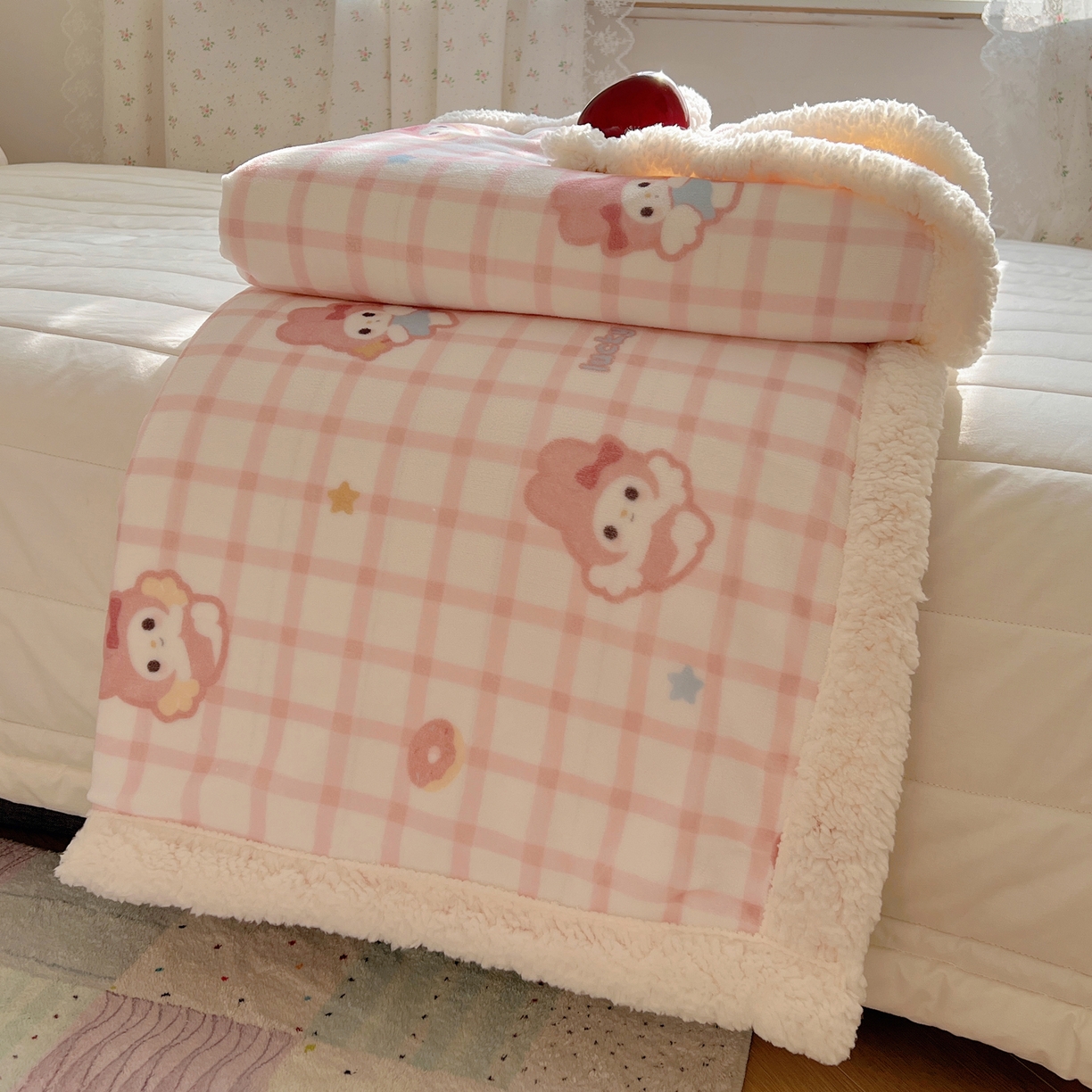 91家纺网 家纺一手货源 找家纺 桃子家居 2025新款A类ins小清新少女可爱奶油猫咪卡通加厚牛奶绒羊羔绒毛毯多功能毛毯 绒毛毯-MT天使兔