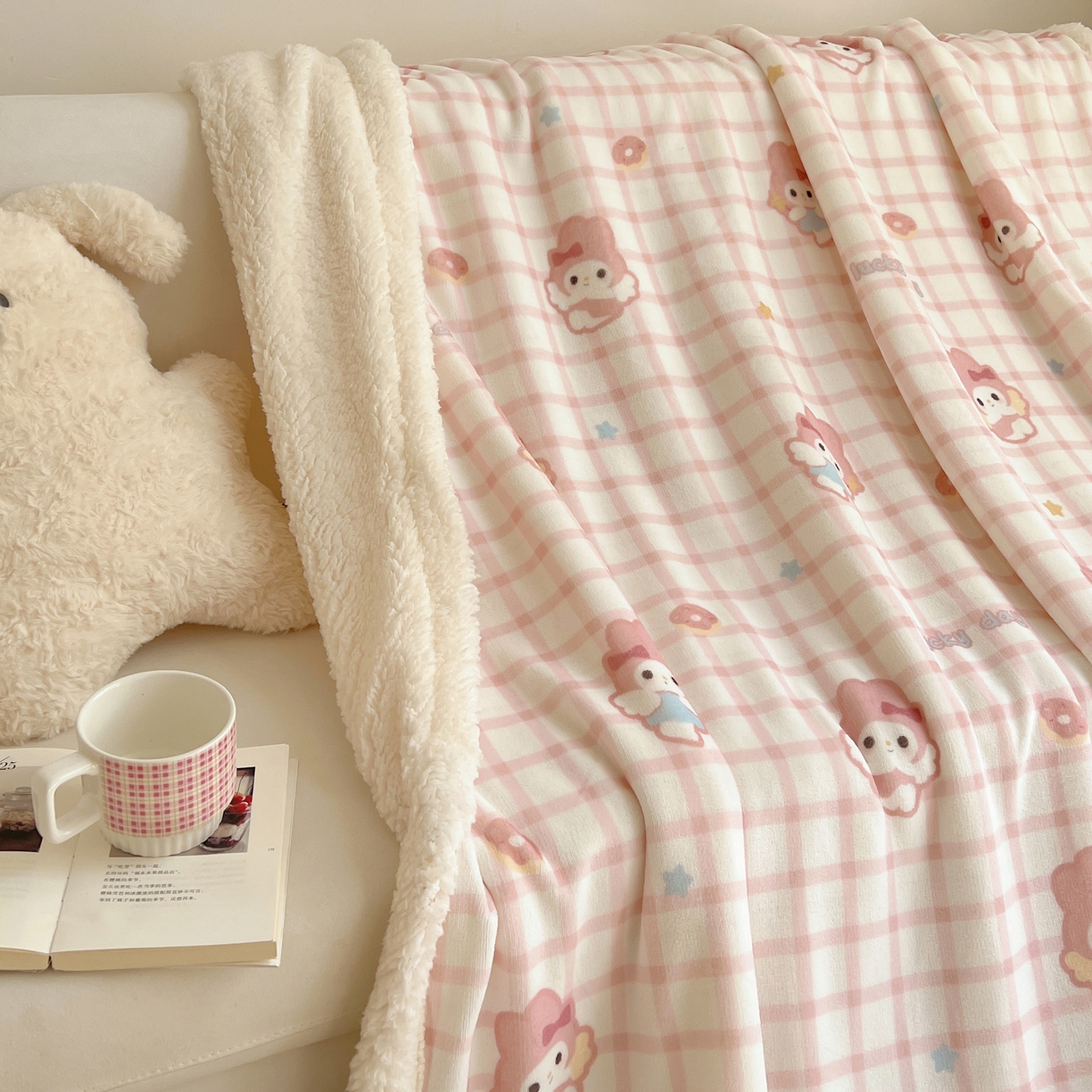 91家纺网 家纺一手货源 找家纺 桃子家居 2025新款A类ins小清新少女可爱奶油猫咪卡通加厚牛奶绒羊羔绒毛毯多功能毛毯 绒毛毯-MT天使兔