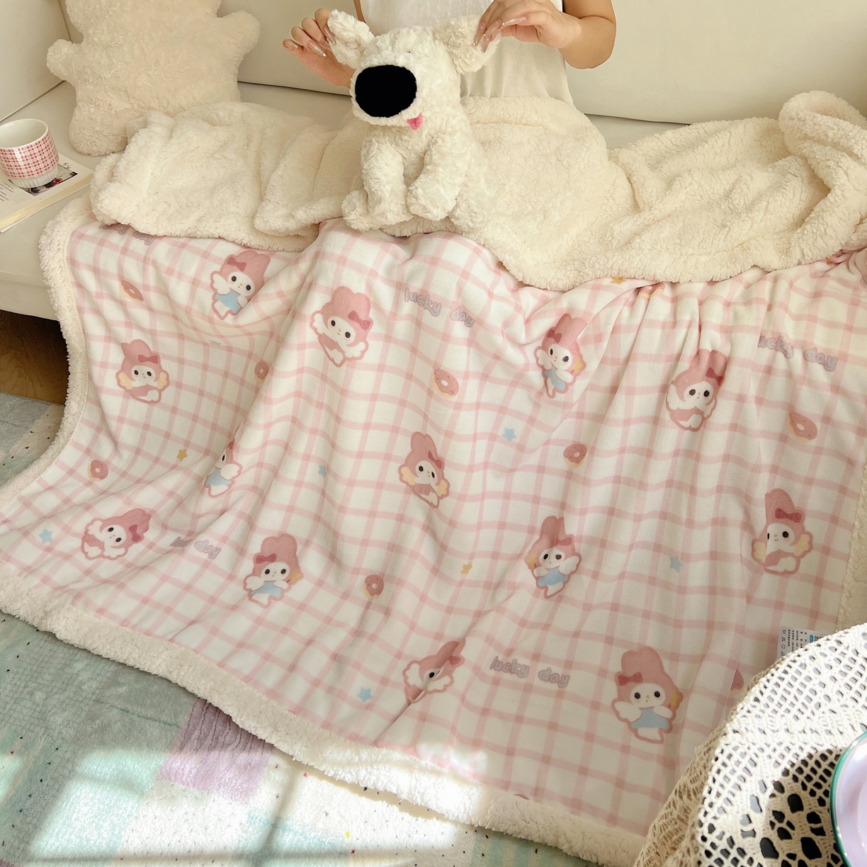 91家纺网 家纺一手货源 找家纺 桃子家居 2025新款A类ins小清新少女可爱奶油猫咪卡通加厚牛奶绒羊羔绒毛毯多功能毛毯 绒毛毯-MT天使兔