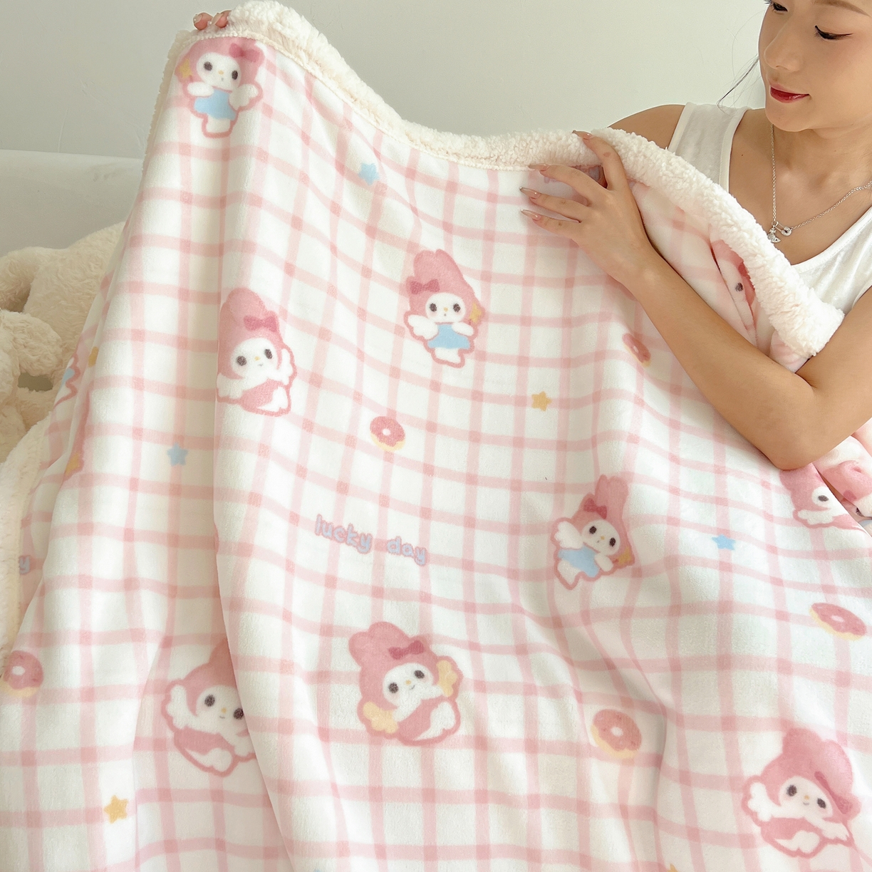 91家纺网 家纺一手货源 找家纺 桃子家居 2025新款A类ins小清新少女可爱奶油猫咪卡通加厚牛奶绒羊羔绒毛毯多功能毛毯 绒毛毯-MT天使兔