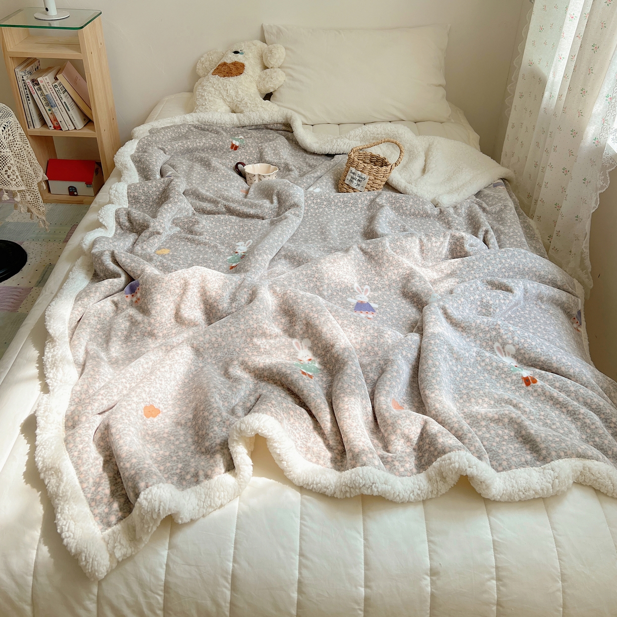 91家纺网 家纺一手货源 找家纺 桃子家居 2025新款A类ins小清新少女可爱奶油猫咪卡通加厚牛奶绒羊羔绒毛毯多功能毛毯 绒毛毯-MT甜甜兔