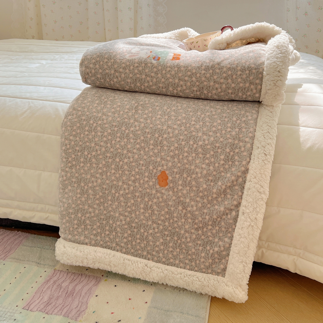 91家纺网 家纺一手货源 找家纺 桃子家居 2025新款A类ins小清新少女可爱奶油猫咪卡通加厚牛奶绒羊羔绒毛毯多功能毛毯 绒毛毯-MT甜甜兔