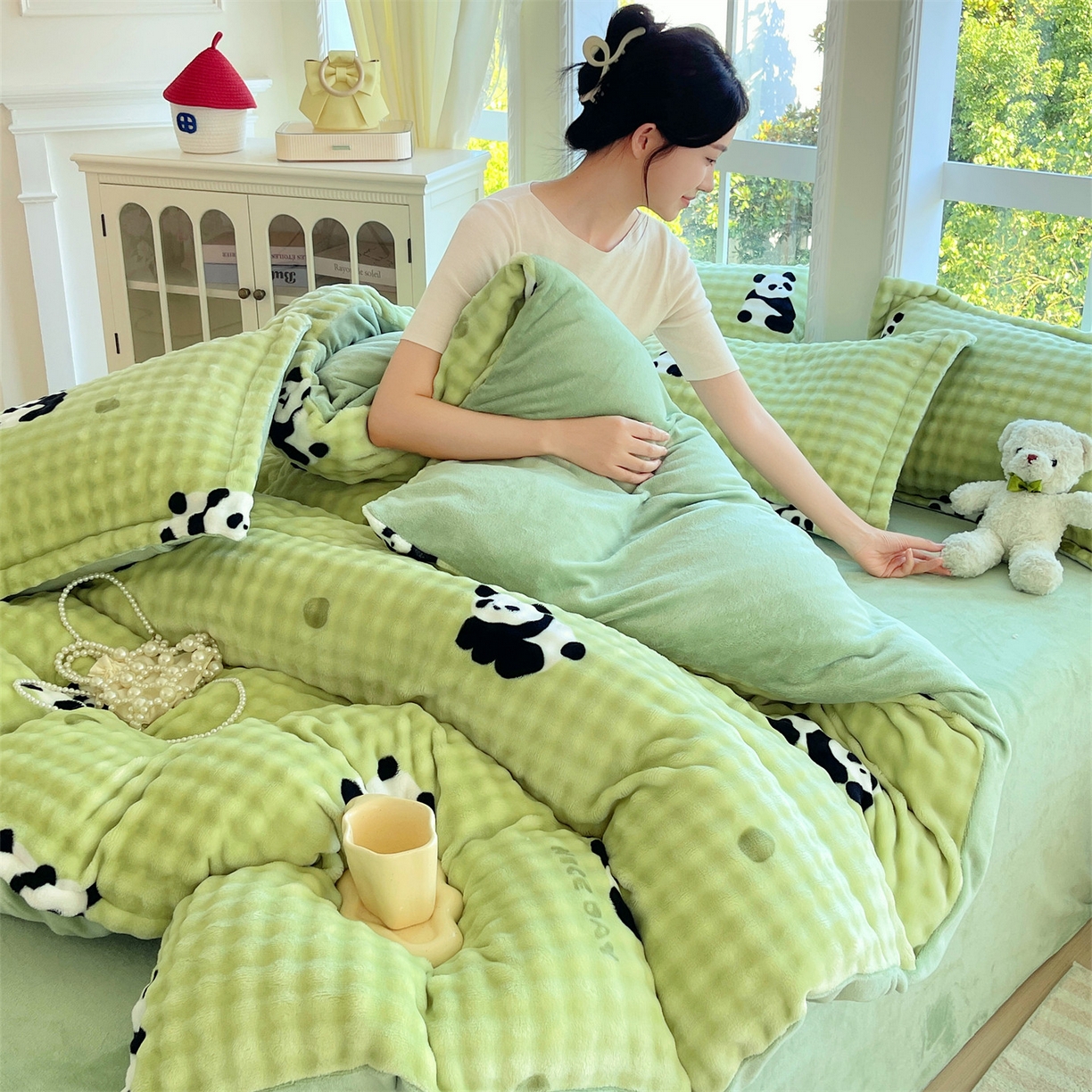 91家纺网 家纺一手货源 找家纺 凯儿家纺 2025新款兔毛牛奶泡泡绒四件套 小熊猫绿