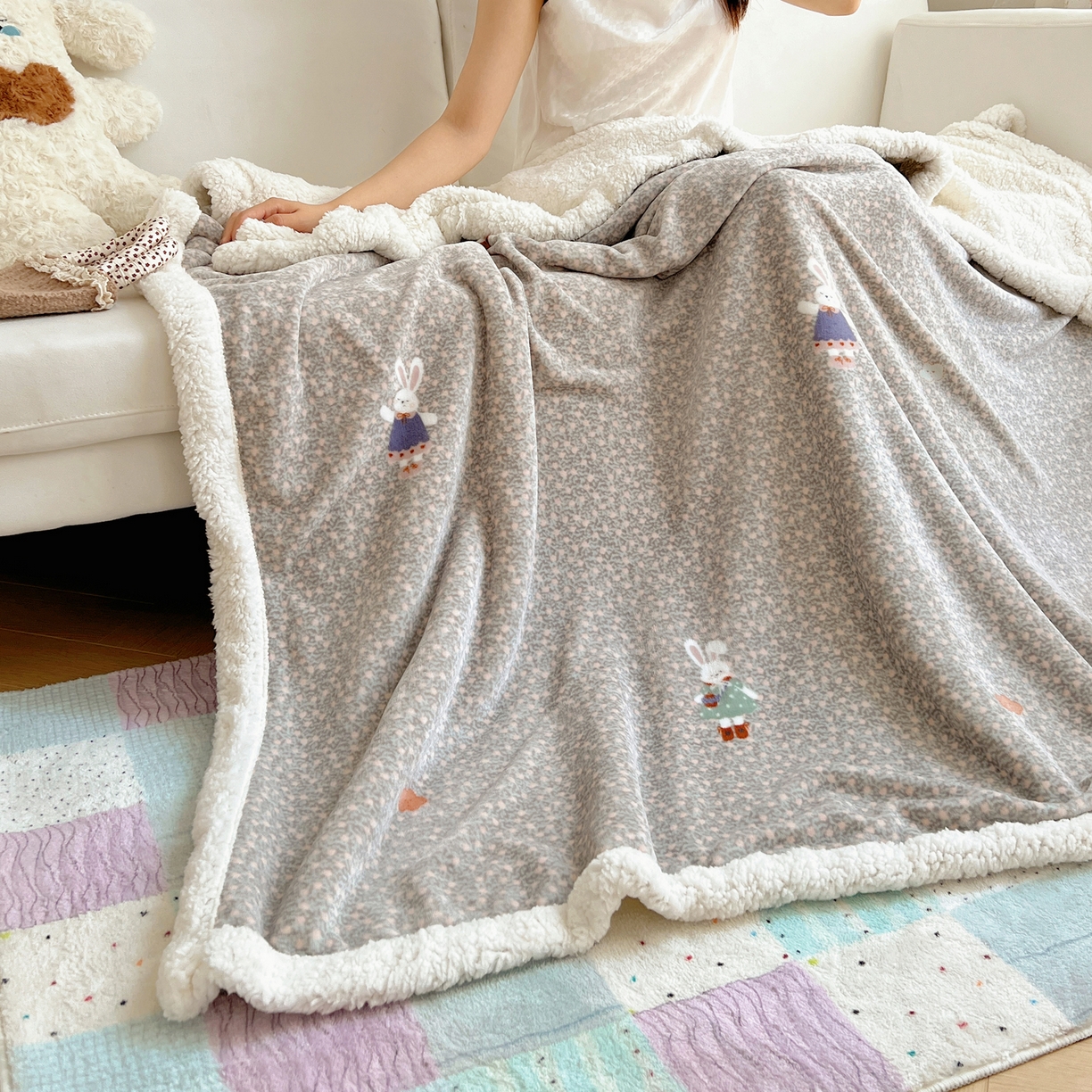 91家纺网 家纺一手货源 找家纺 桃子家居 2025新款A类ins小清新少女可爱奶油猫咪卡通加厚牛奶绒羊羔绒毛毯多功能毛毯 绒毛毯-MT甜甜兔