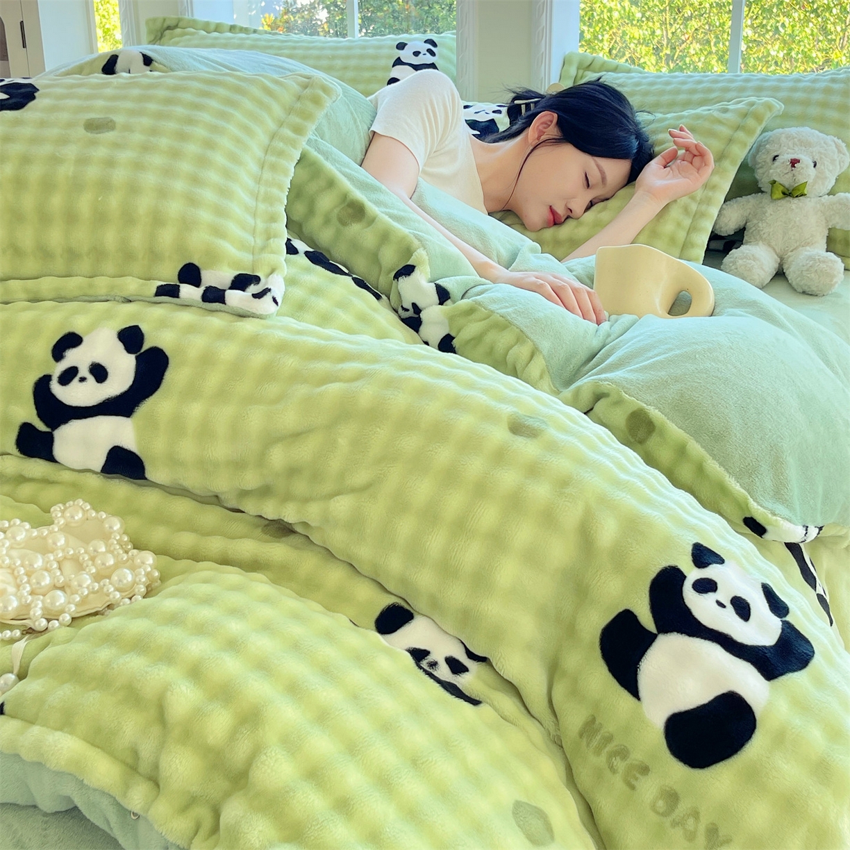 91家纺网 家纺一手货源 找家纺 凯儿家纺 2025新款兔毛牛奶泡泡绒四件套 小熊猫绿