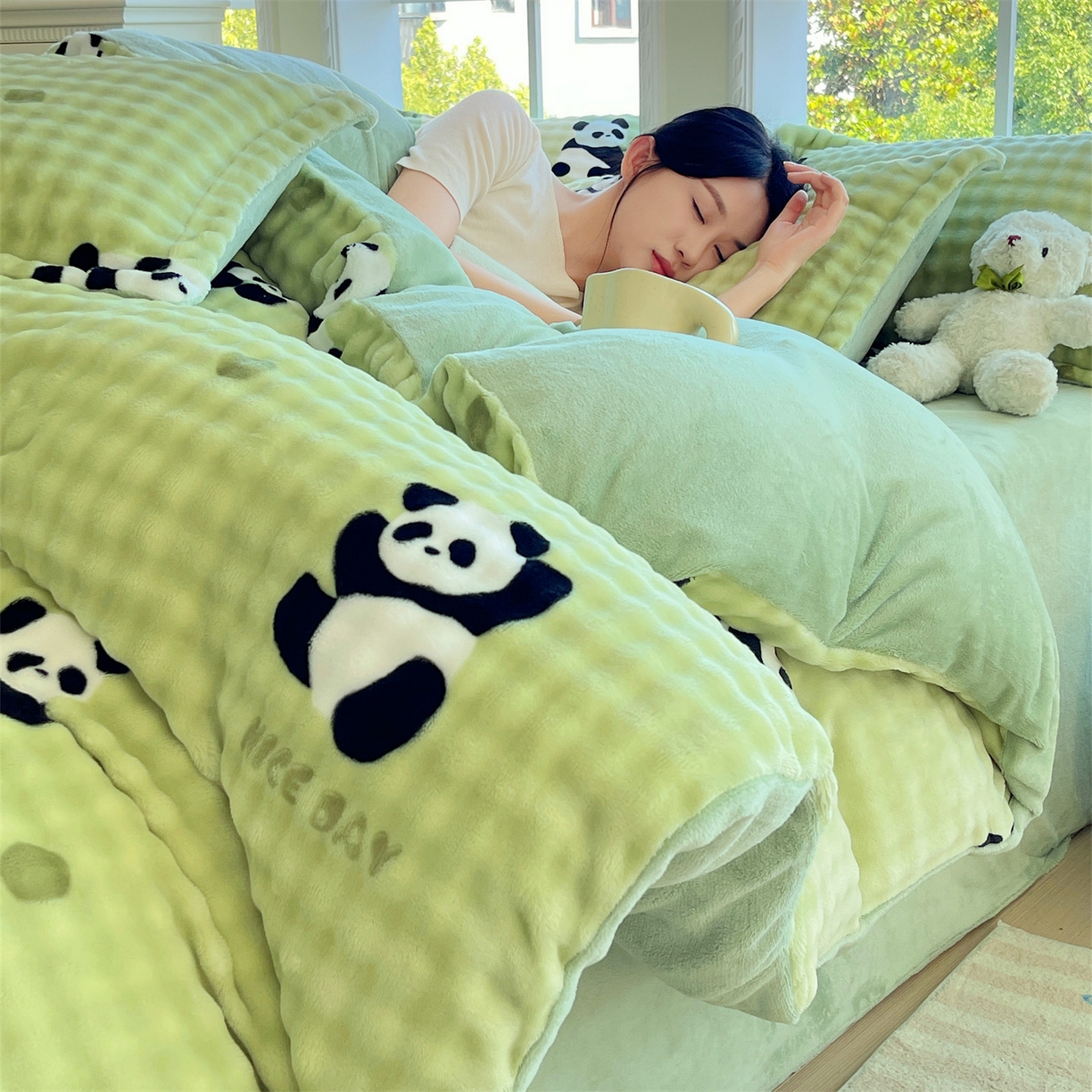 91家纺网 家纺一手货源 找家纺 凯儿家纺 2025新款兔毛牛奶泡泡绒四件套 小熊猫绿