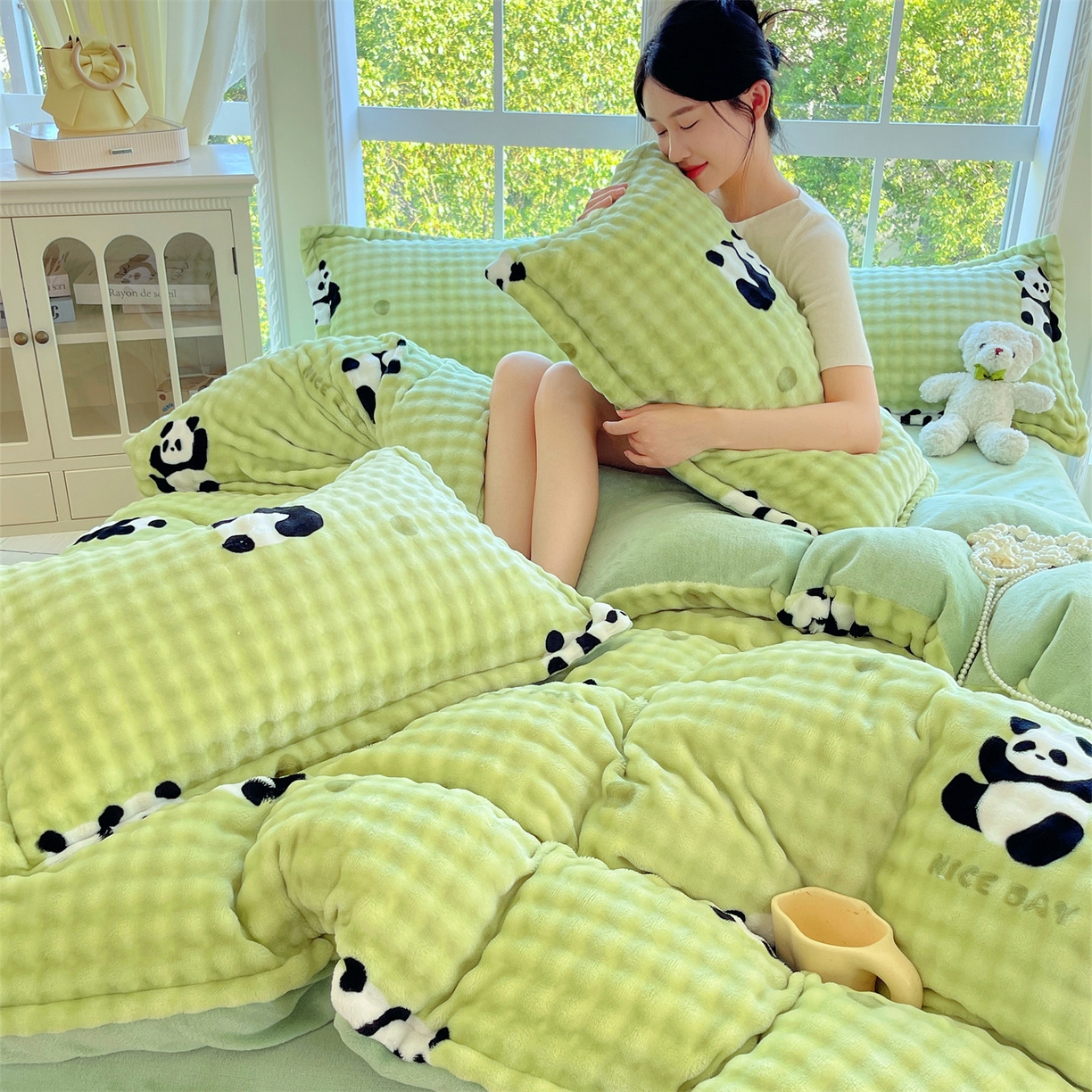 91家纺网 家纺一手货源 找家纺 凯儿家纺 2025新款兔毛牛奶泡泡绒四件套 小熊猫绿